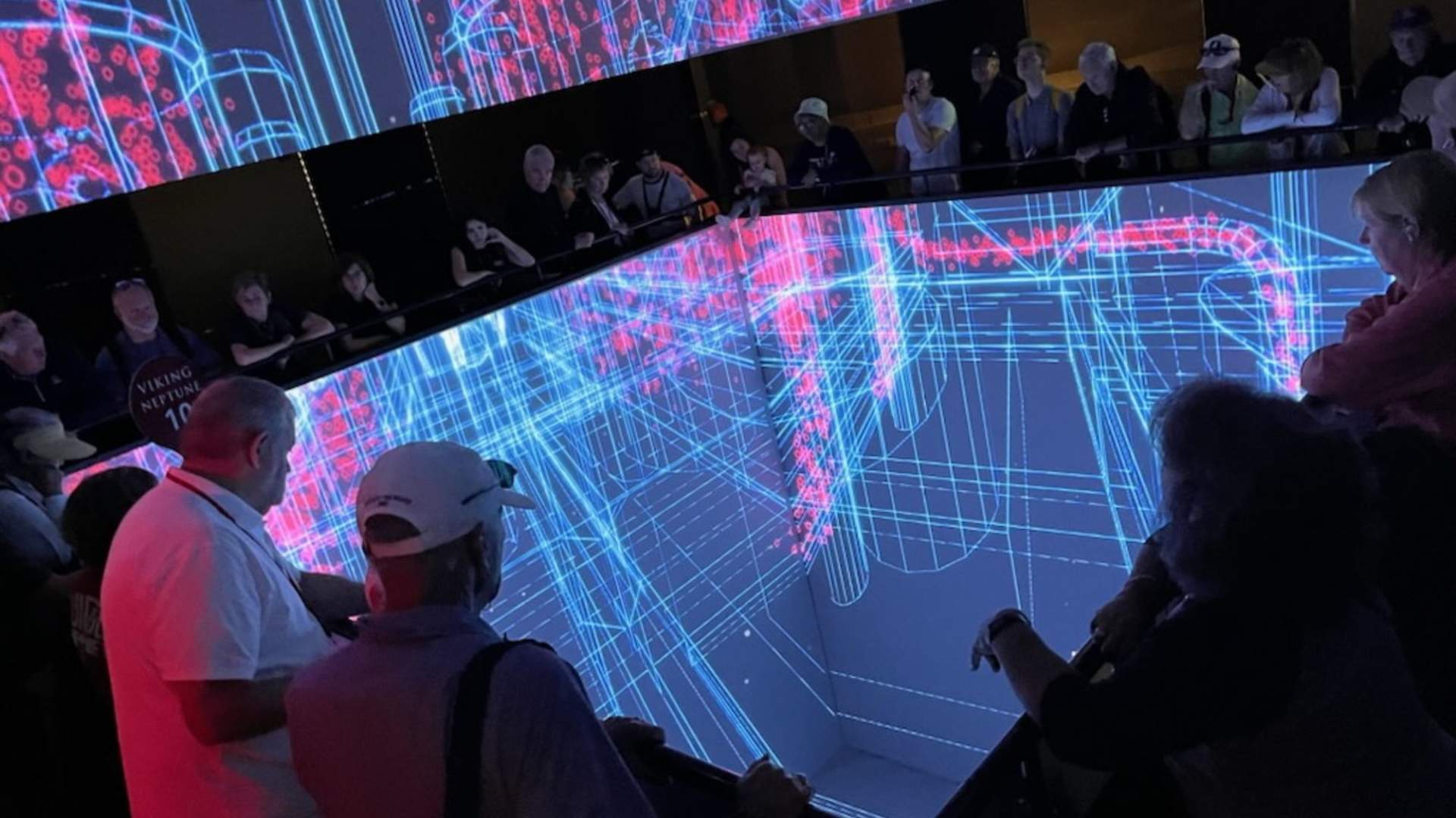 Flere besøkende betrakter "Ned i dypet" utstlillingen på Norsk Oljemuseum.