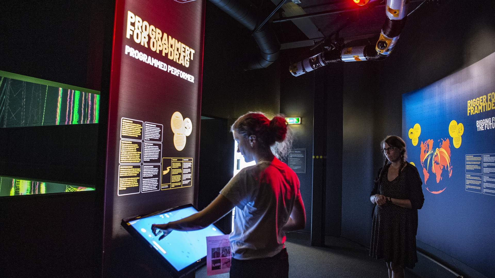 Elisabeth tester spill i utstillingen.