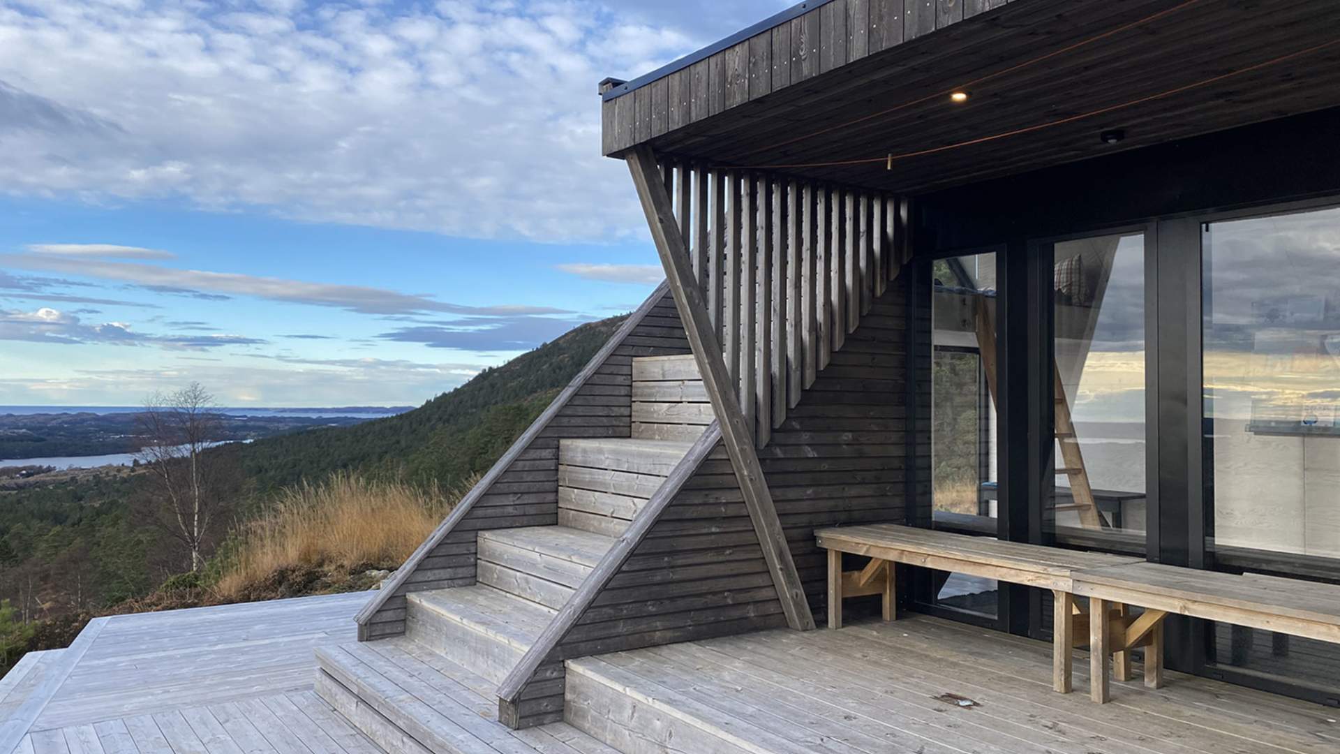 Dagsturhytta Tveitaslottet ligg fint til i Fitjar