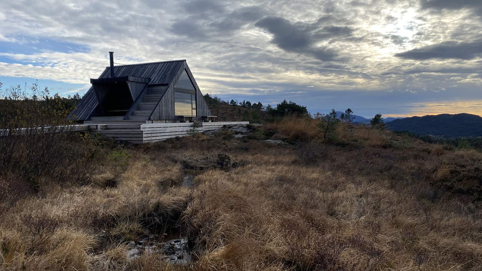 Dagsturhytta Tveitaslottet er eit flott turmål.