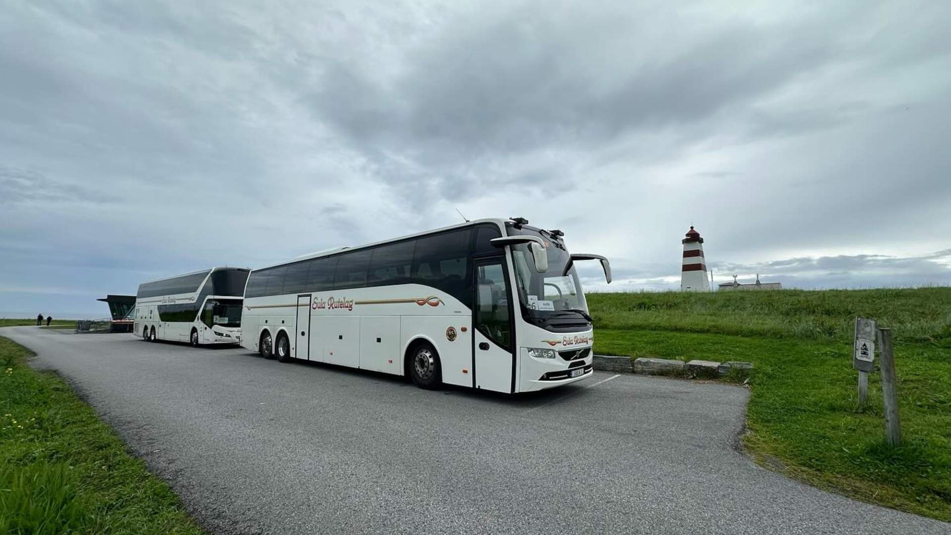 Sula Rutelag med buss på Alnes.