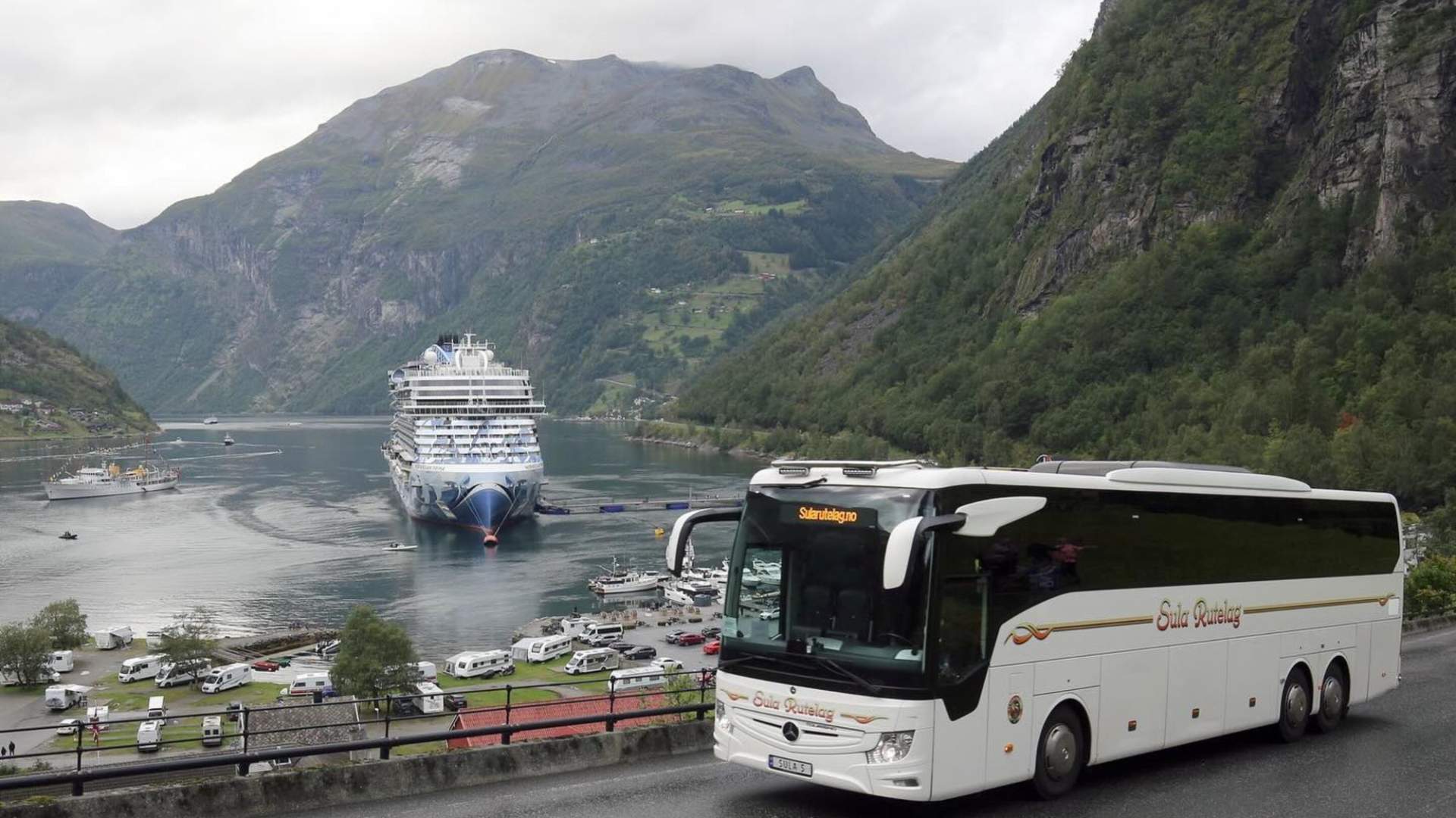 Sula Rutelag med buss i Geiranger.