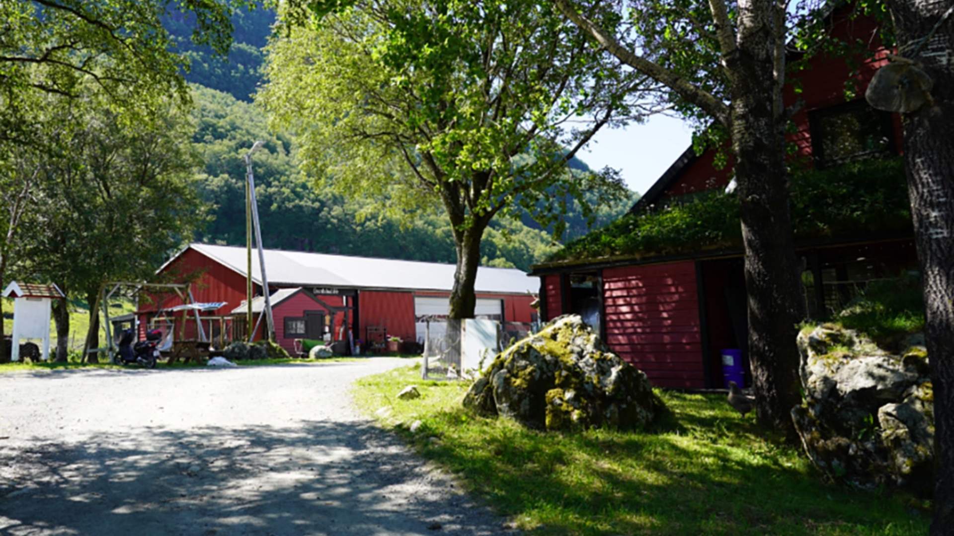 Gårdsplassen på Myrdal Gård - like ved foten av Tysnessåto