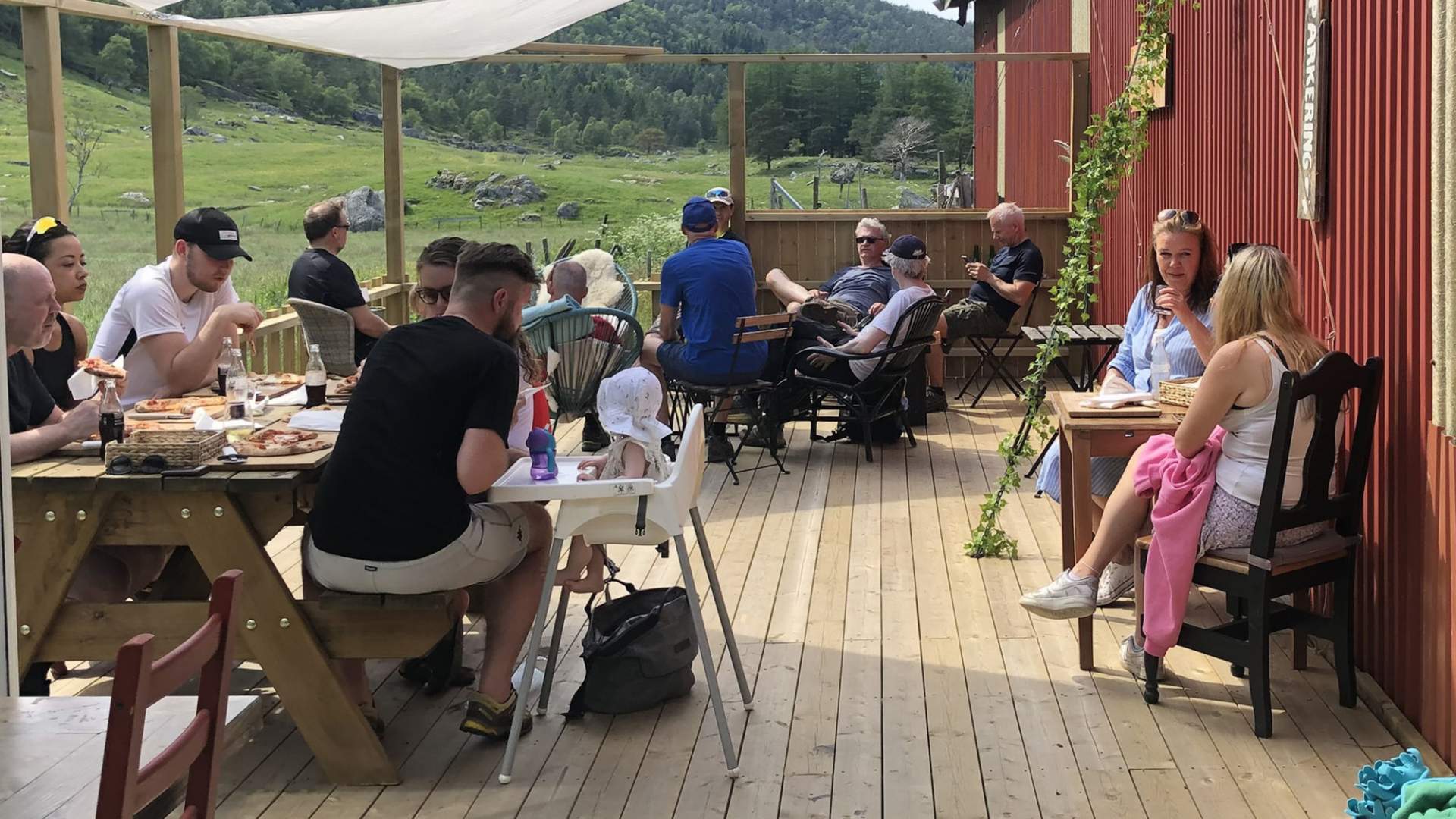 Flott å sitje utanfor gardsbutikken og nyte pizza, utsikt mot Tysnessåta og slappe av.