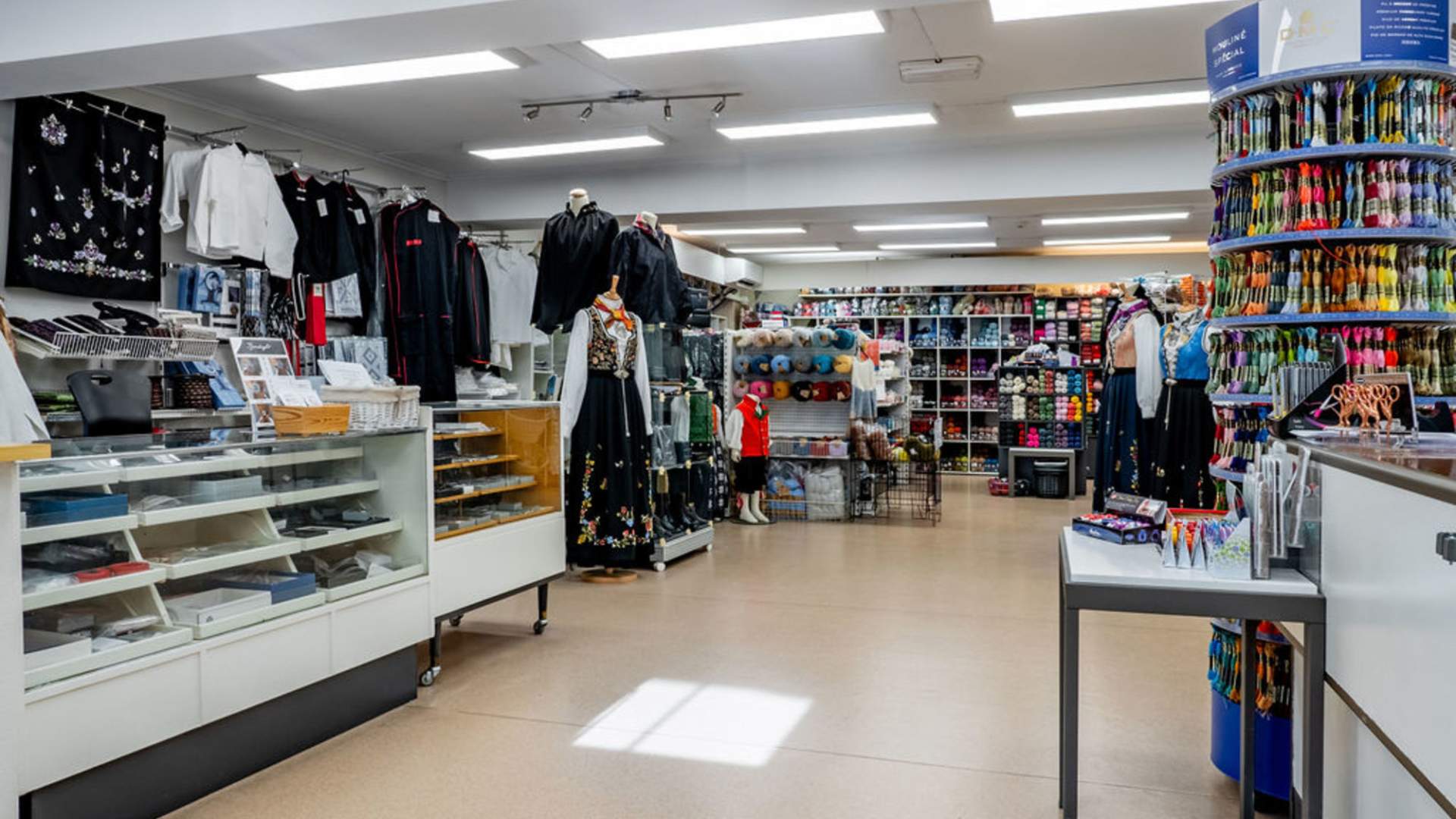 Stort utvalg i garn og alt til bunad