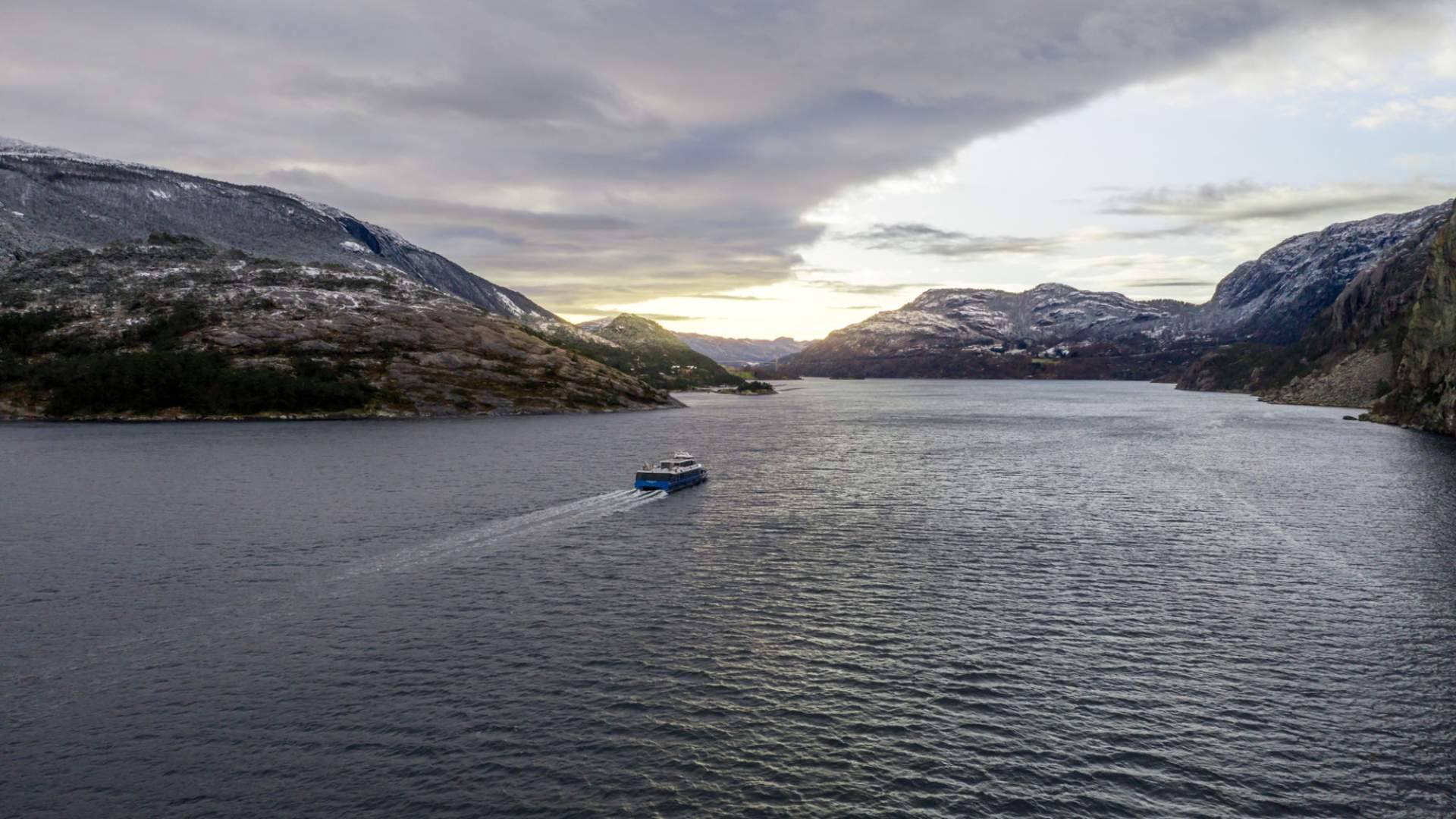 Vintereventyr - fjordcruise og guidet fottur til Preikestolen
