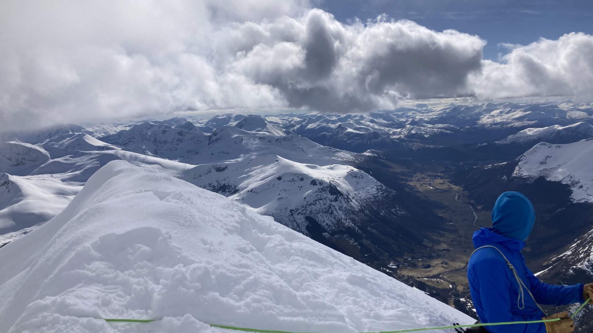 Flott usikt på turen Hjørundfjorden rundt!