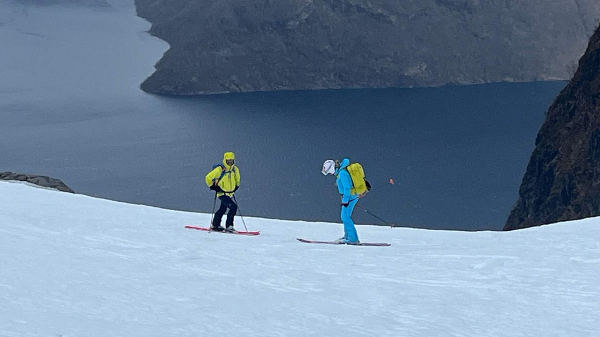 Skitur med utsikt over fjorden.