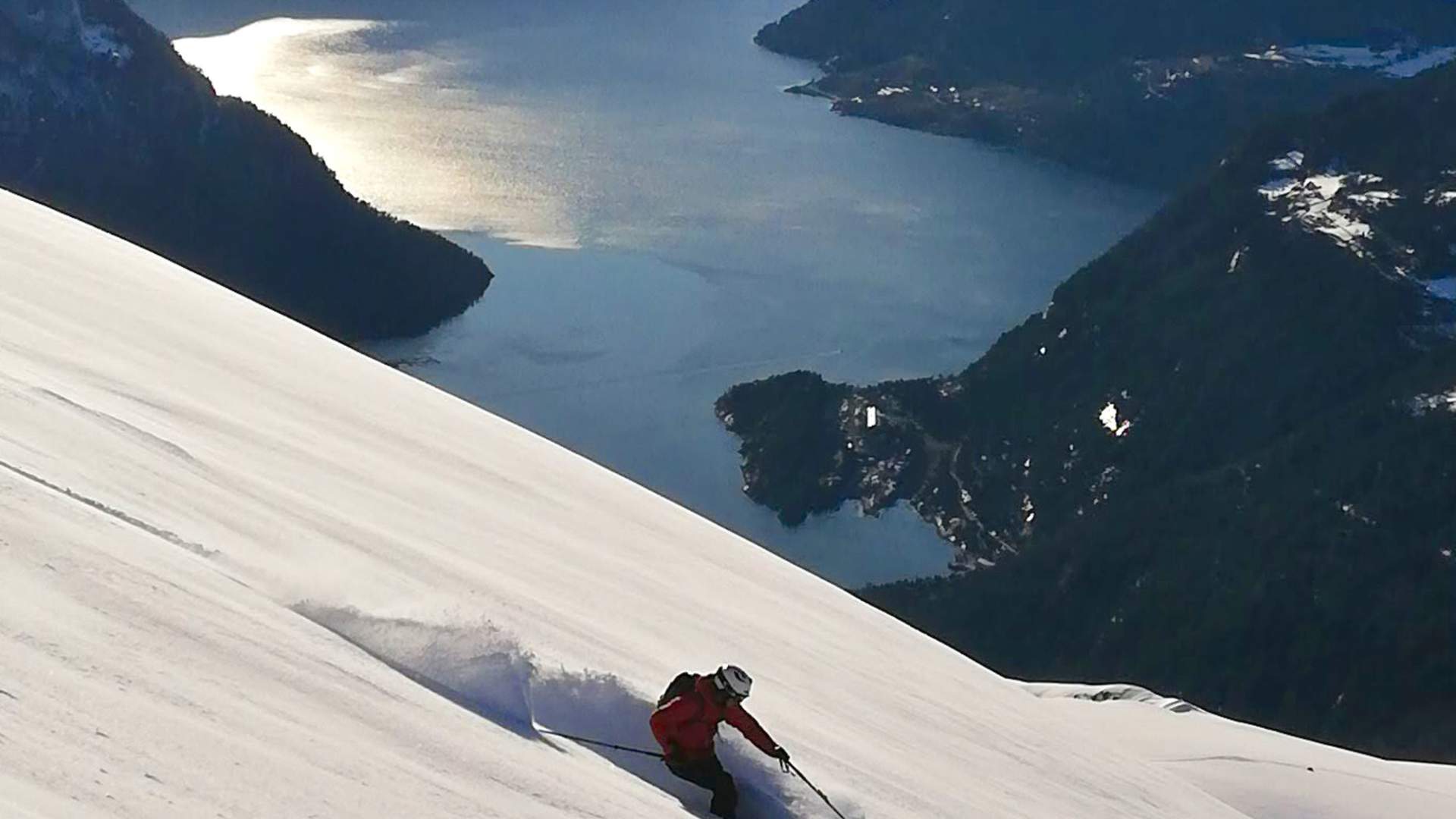 Nedfart med fjorden som bakteppe.