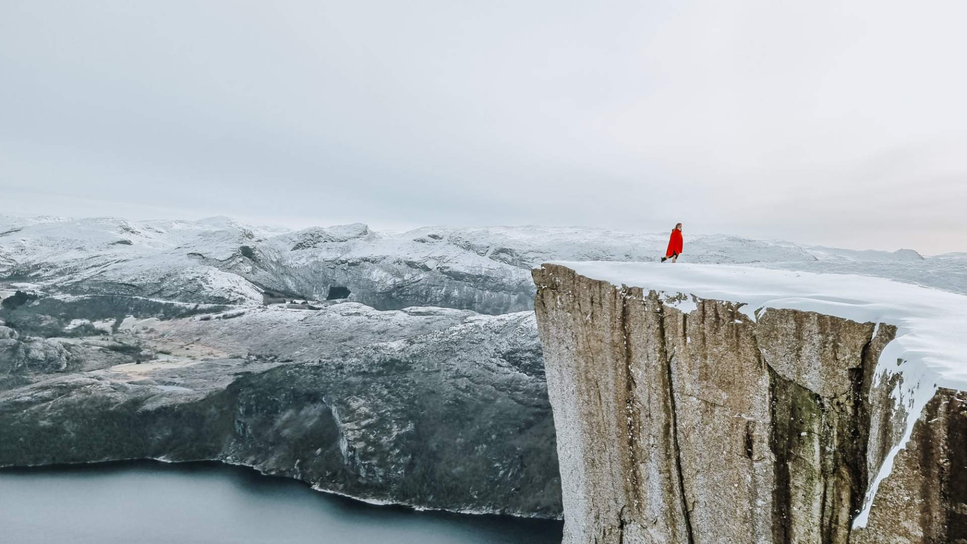 Vintereventyr - fjordcruise og guidet fottur til Preikestolen