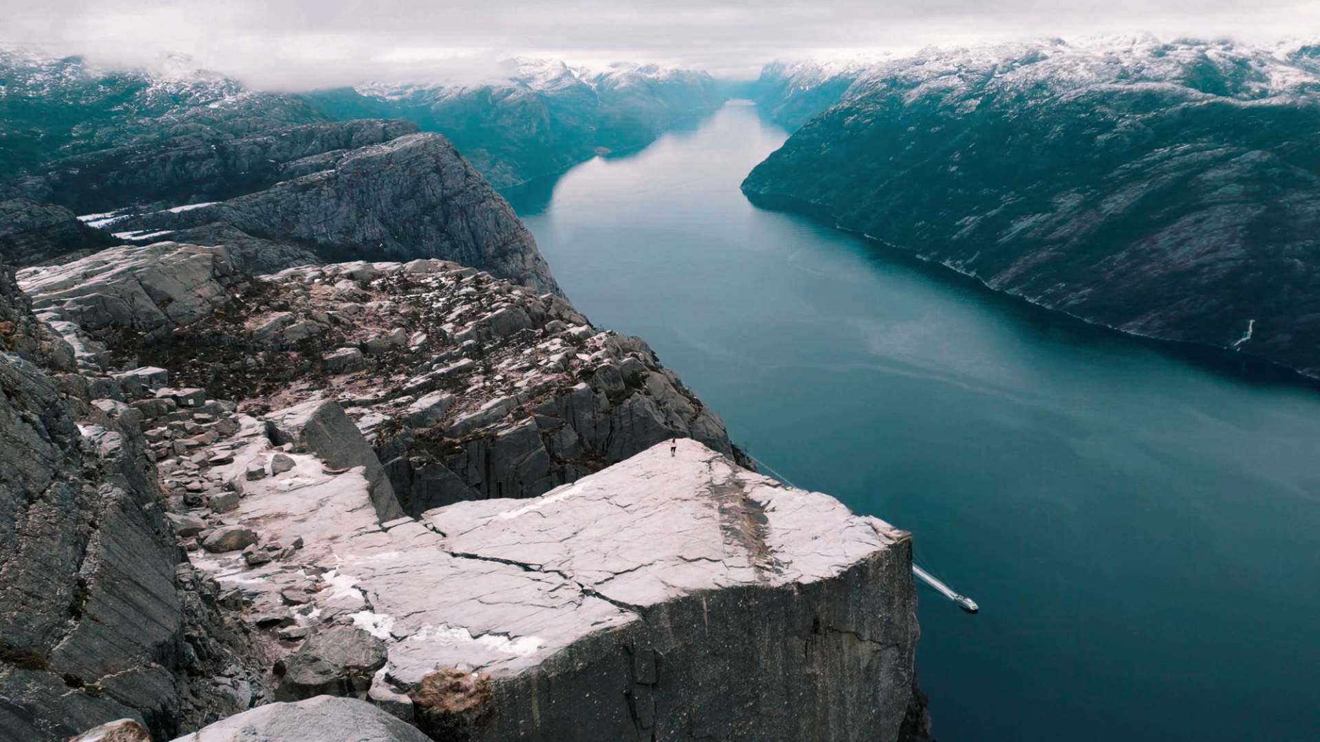 Vintereventyr - fjordcruise og guidet fottur til Preikestolen