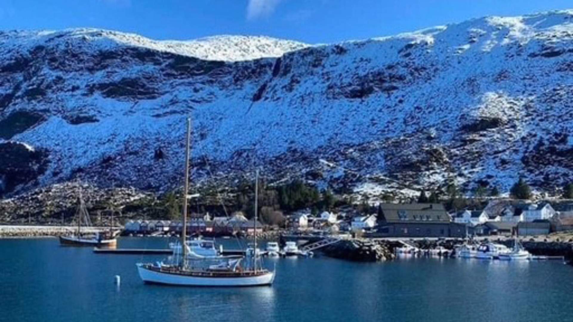 Alnes Brygge ligger fint plassert i havna på idylliske Alnes.
