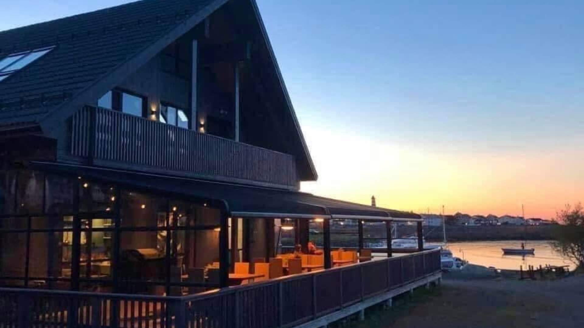 Alnes Brygge i solnedgang.