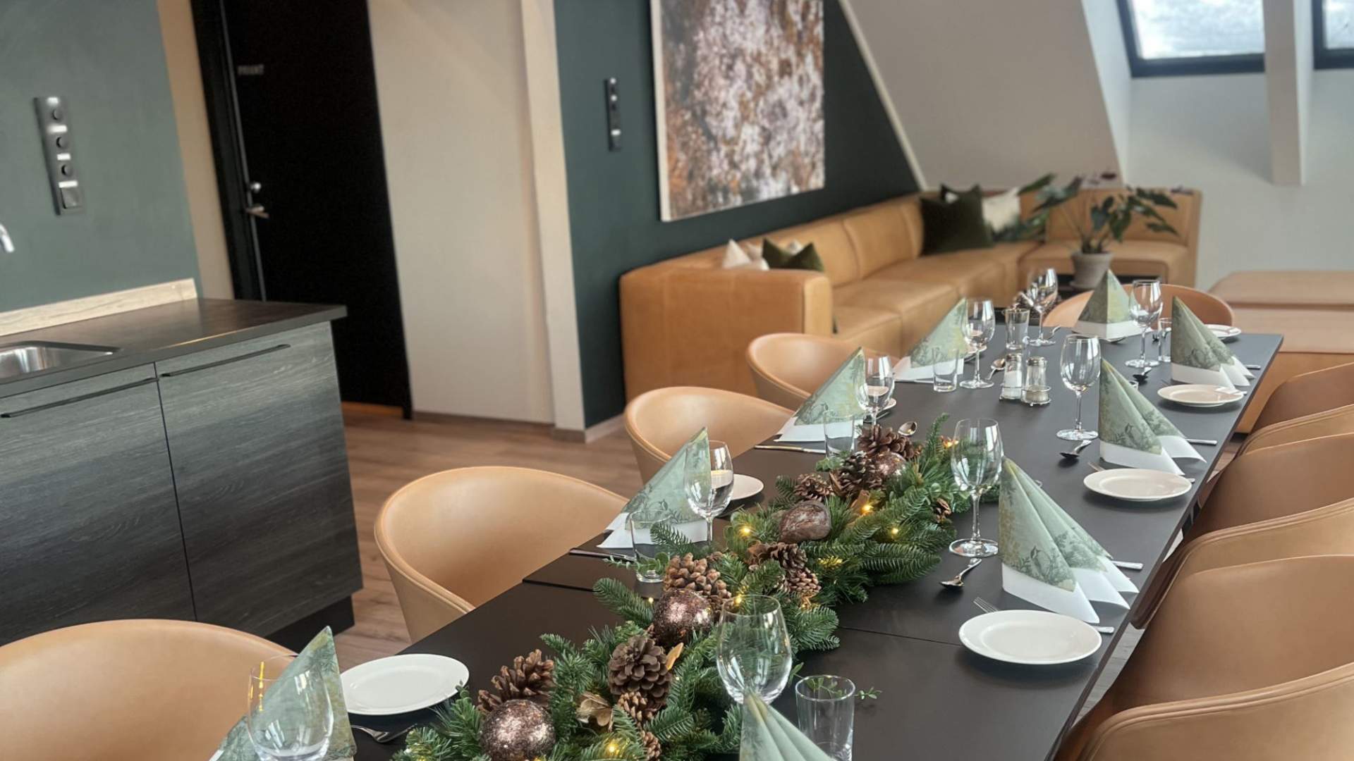 Pådekte bord i lokalene til Alnes Brygge.