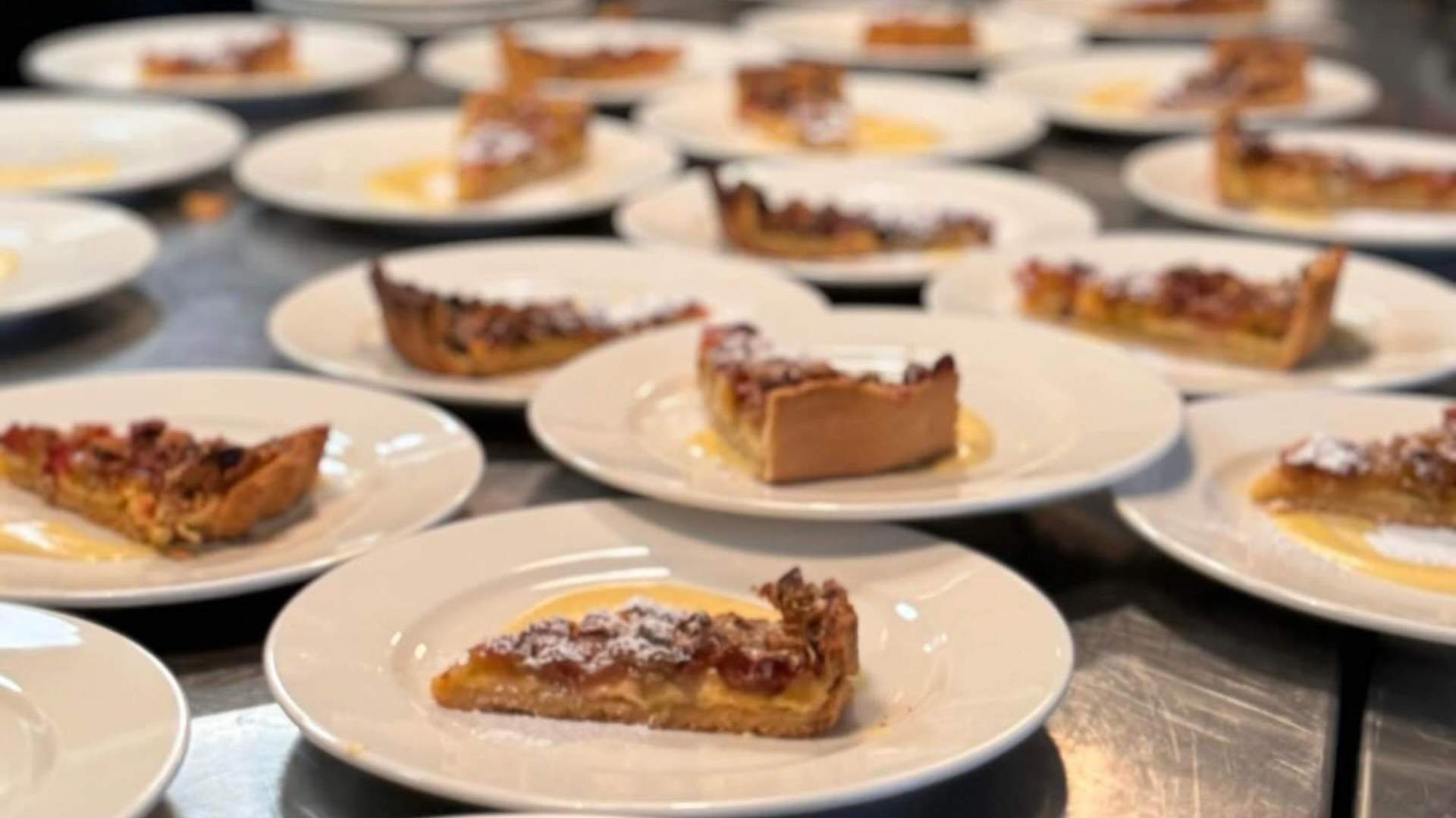 Maten blir klar til servering i selskapet.