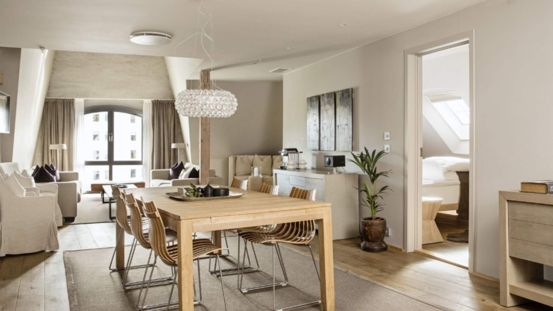 Lyse farger og stort rom hos Hotel Brosundet.