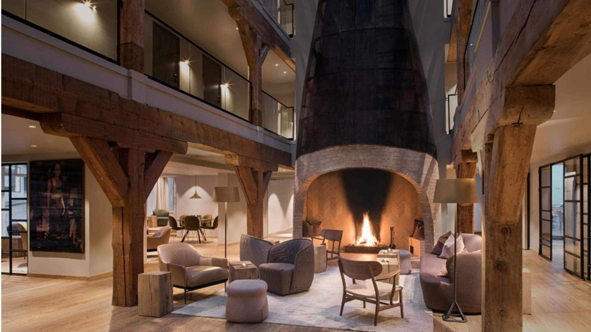 Koslig stueområde hos Hotel Brosundet.