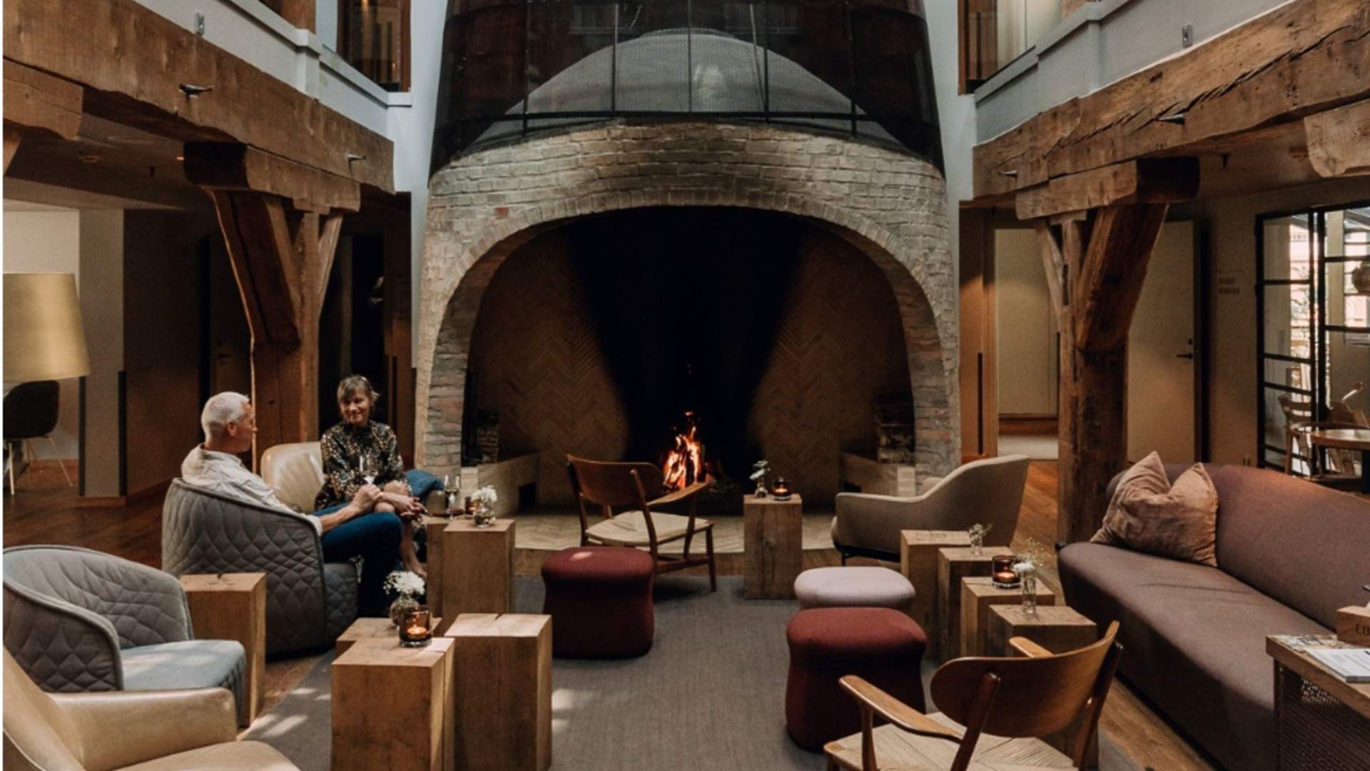 Sittegrupper foran peisen.