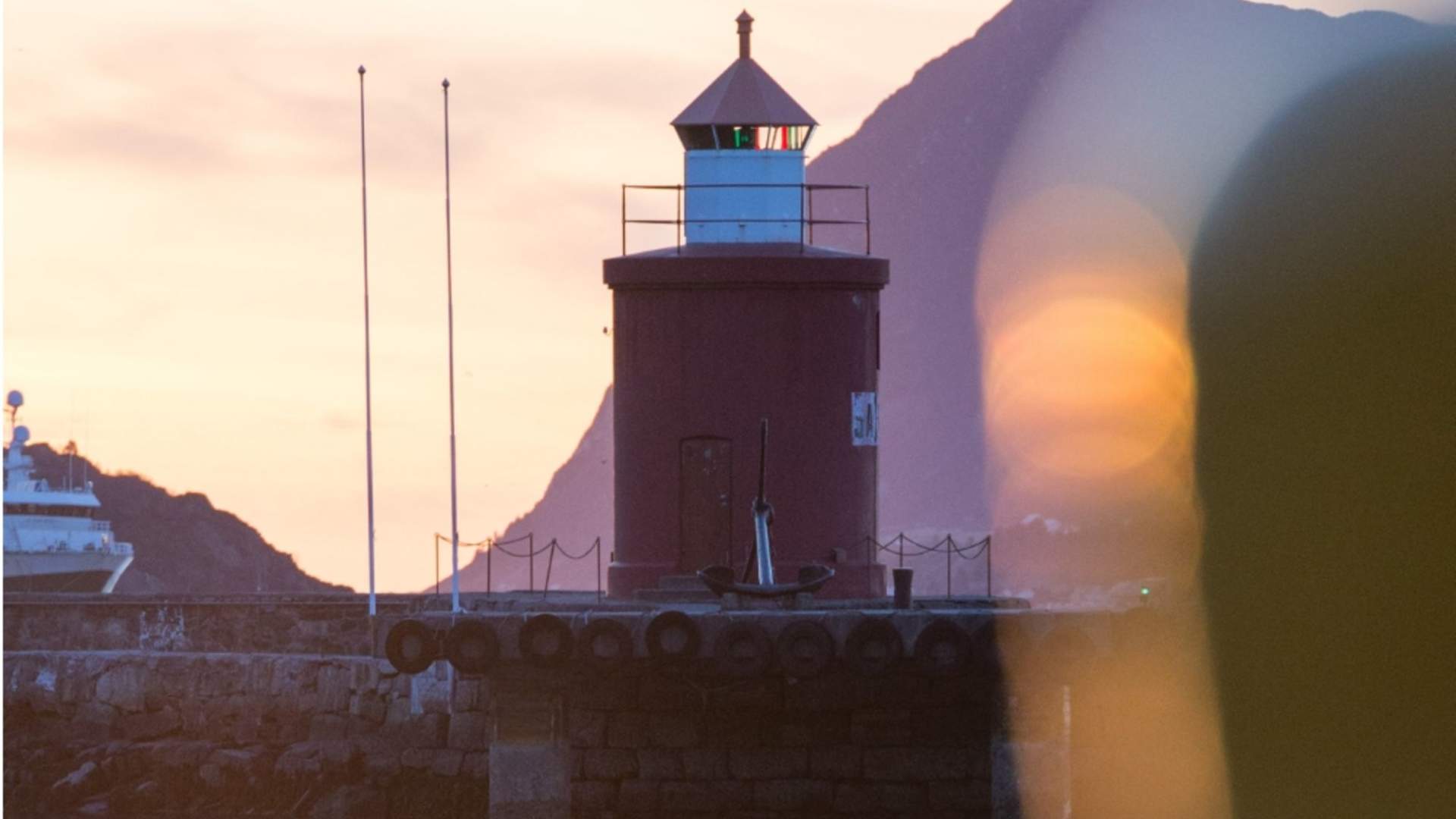 Molja Fyr står på moloen ved havna i Ålesund.