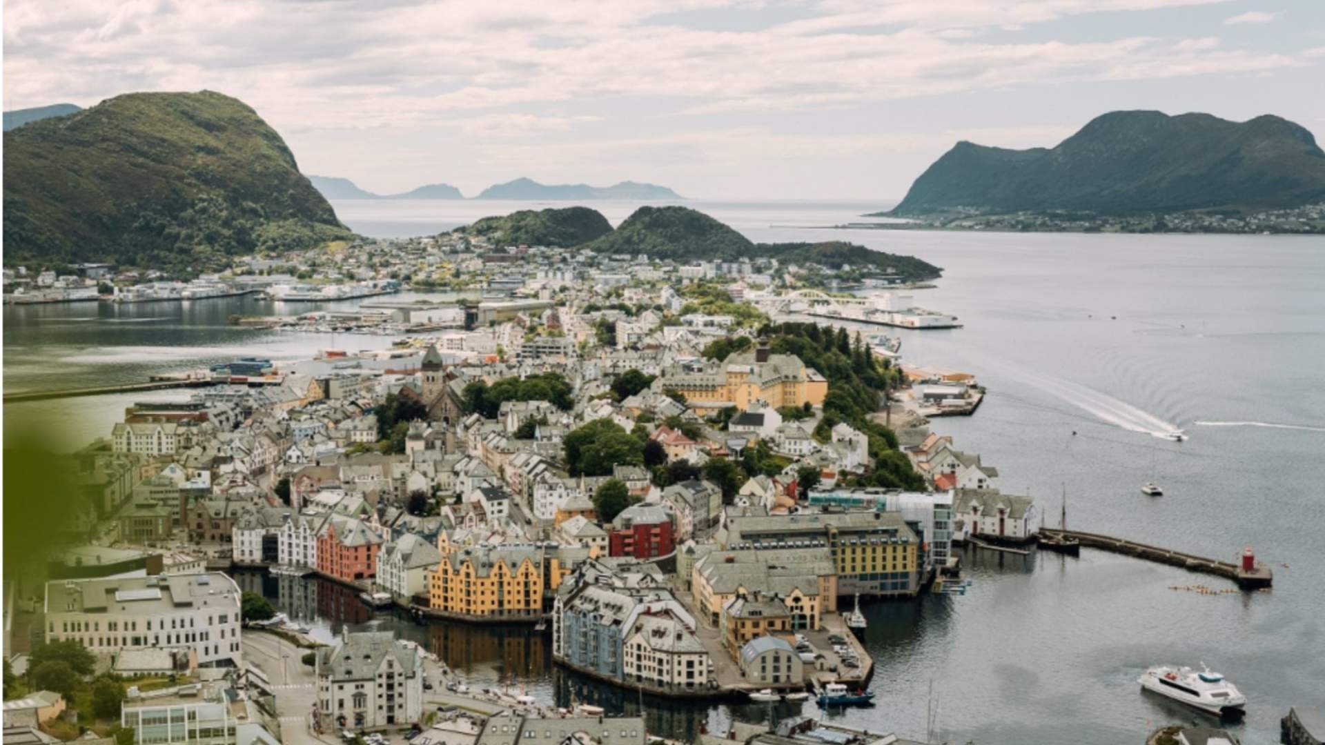 Panoramautsikt over Ålesund og Molja Fyr ved havna.