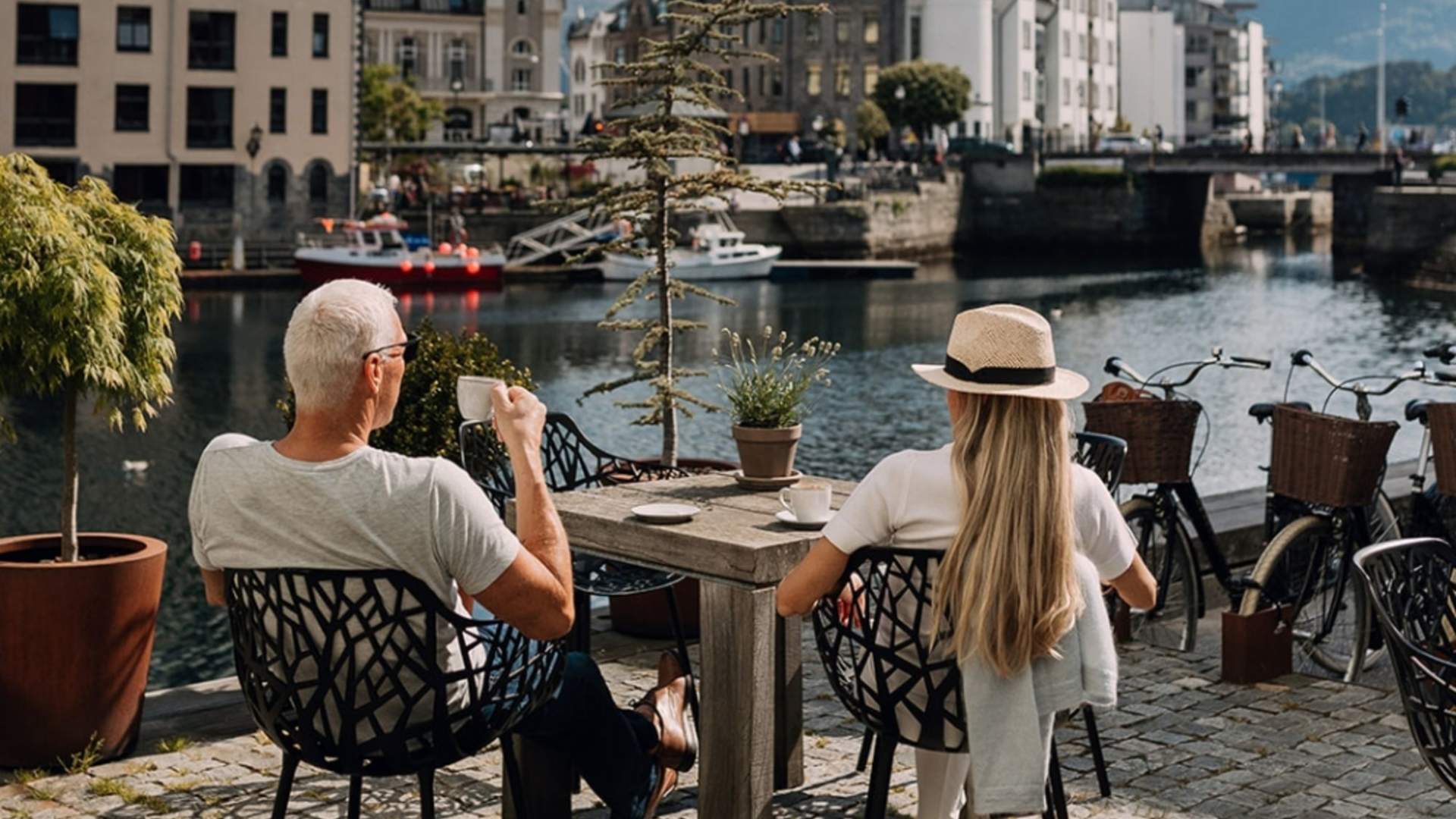 Sitteplasser ute på Hotel Brosundet.