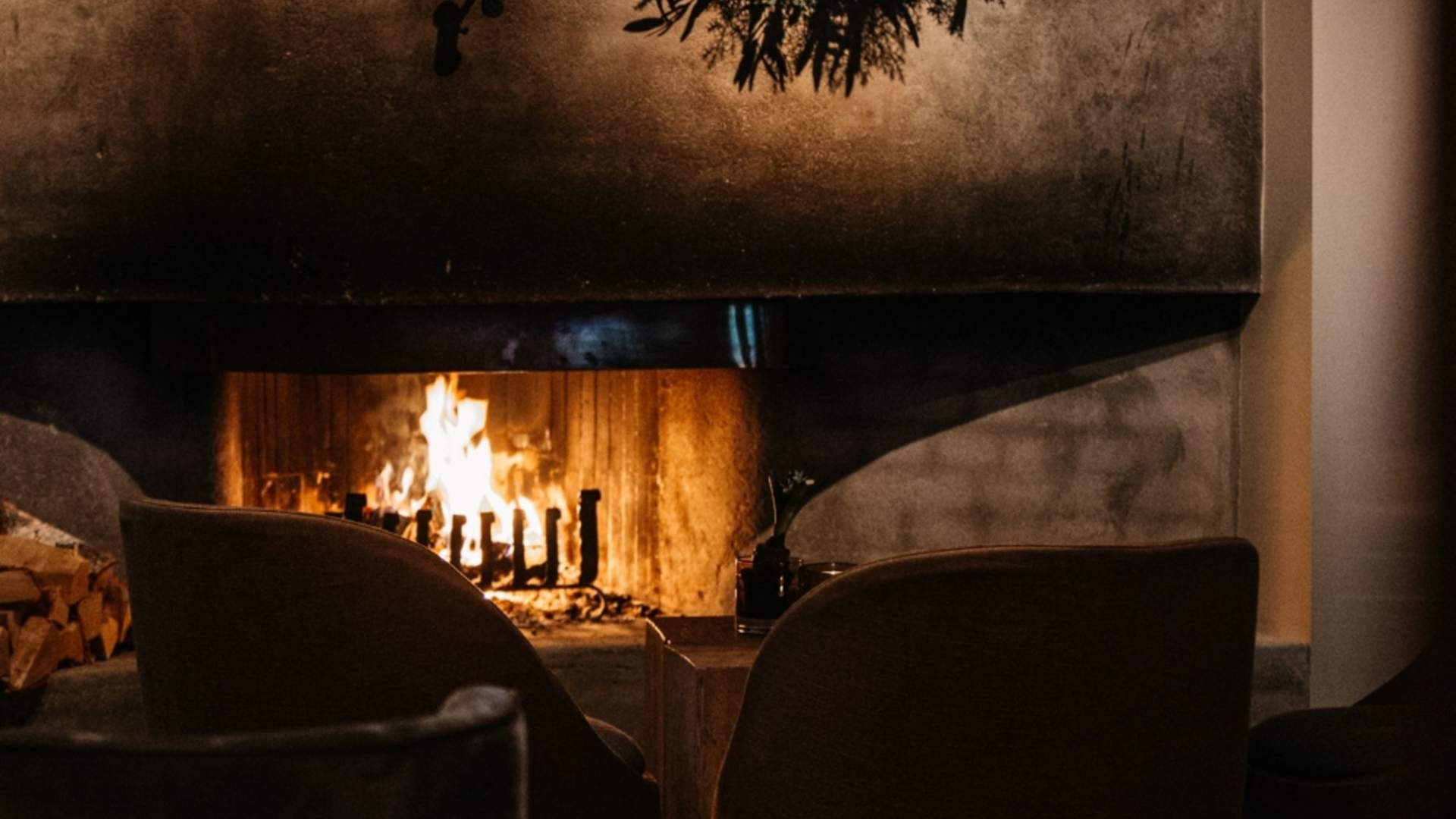 Koslig peis og stemning ed restauranten.