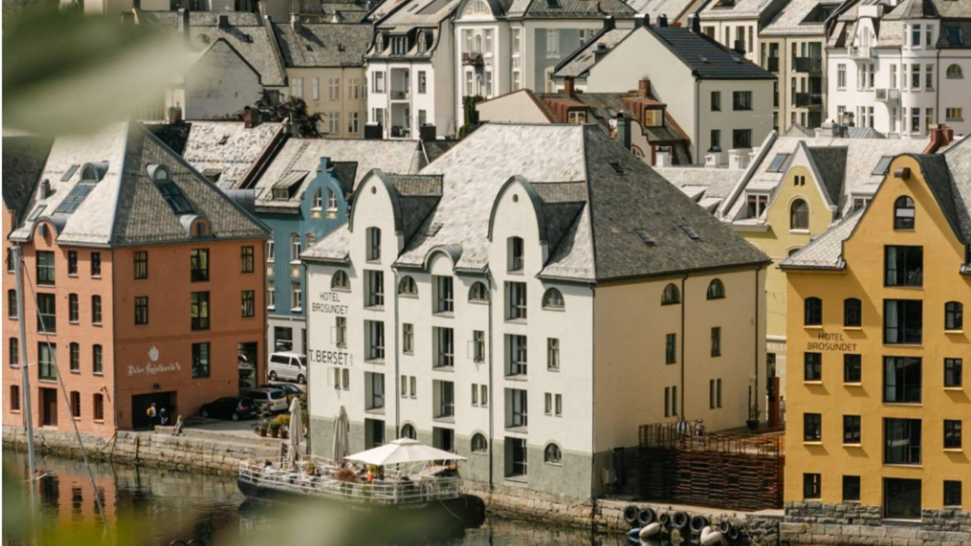 Restauranten ligger idyllisk til midt i Brosundet.