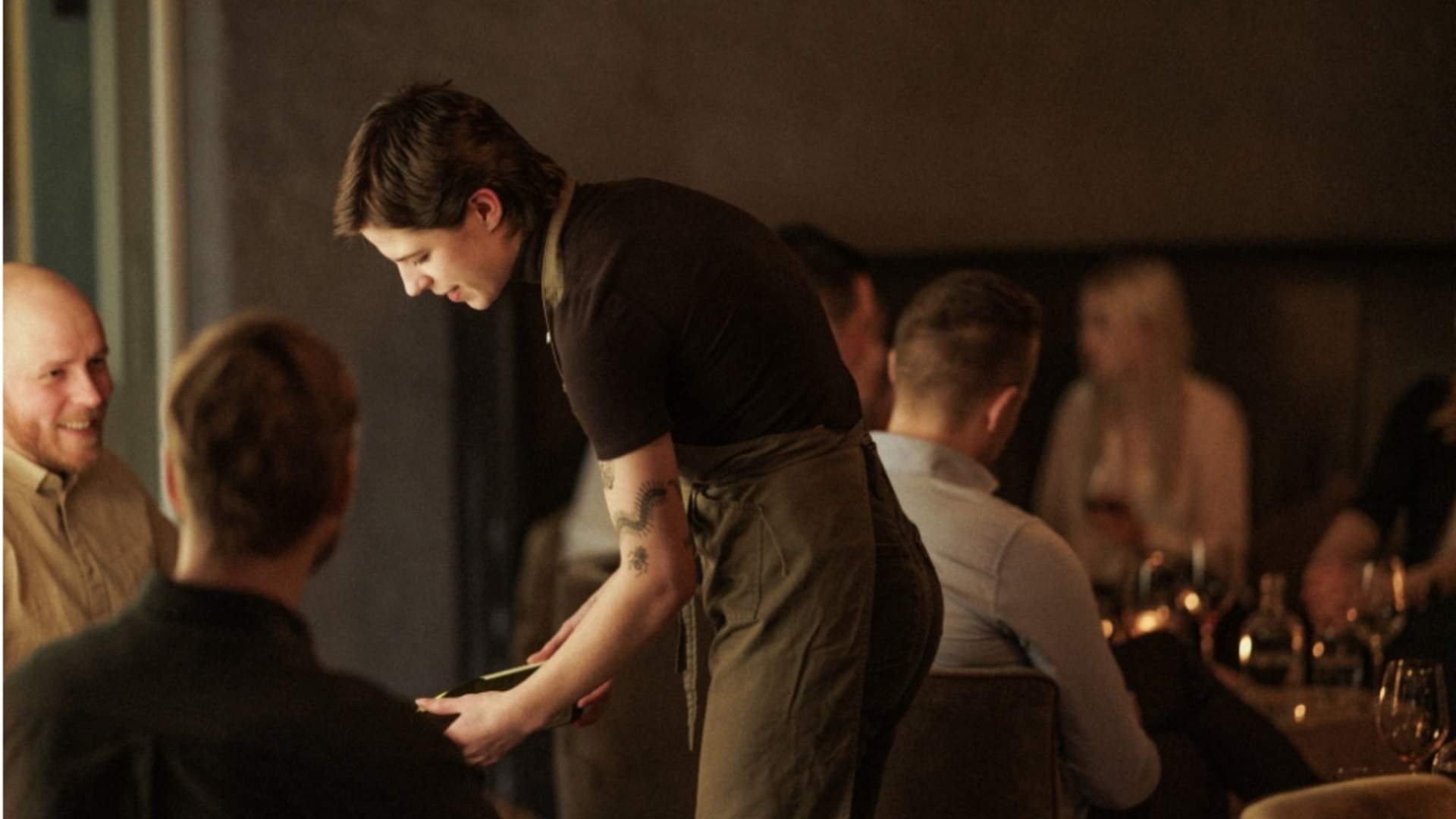 Koslige sittegrupper inne hos Arkivet Bar.