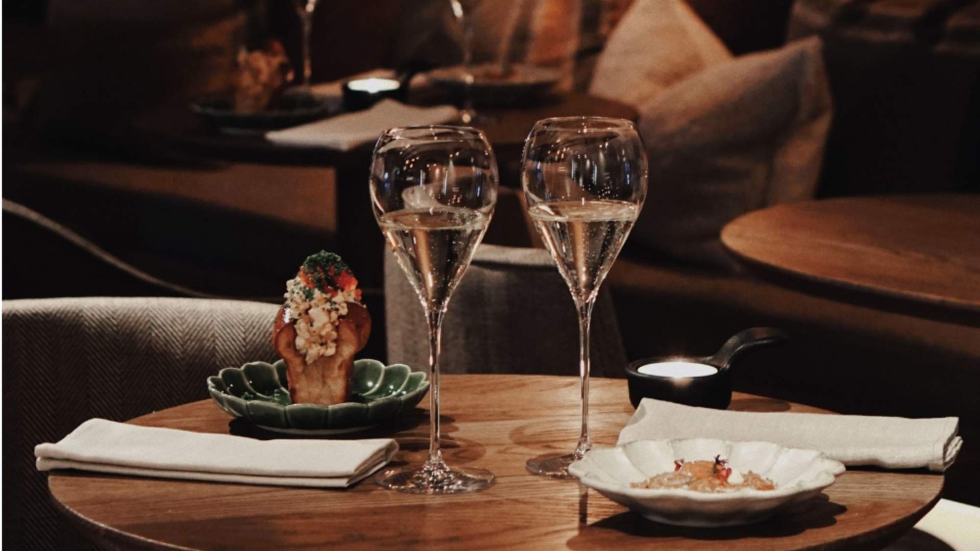 Nyt et glass med noe godt til maten.