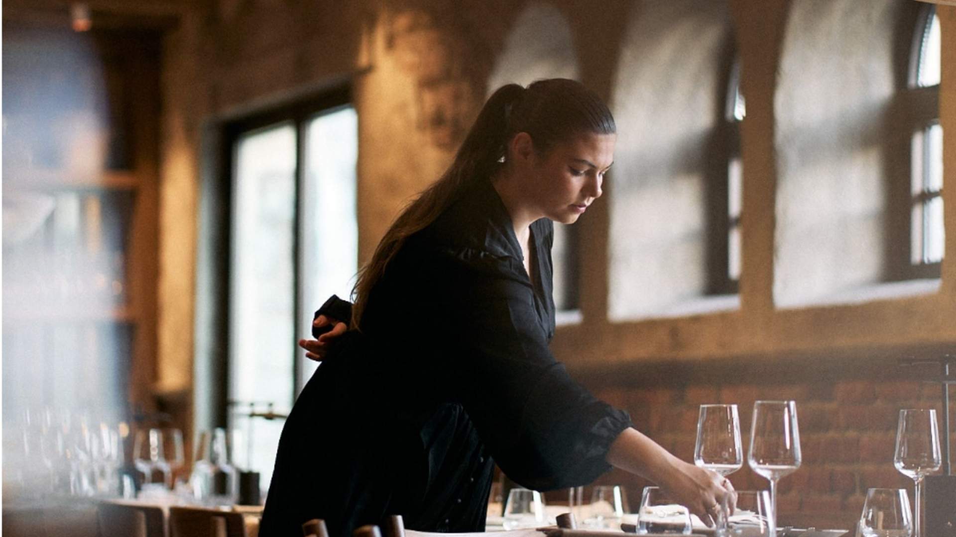 Stemningsfulle lokaler med fint pådekte bord.