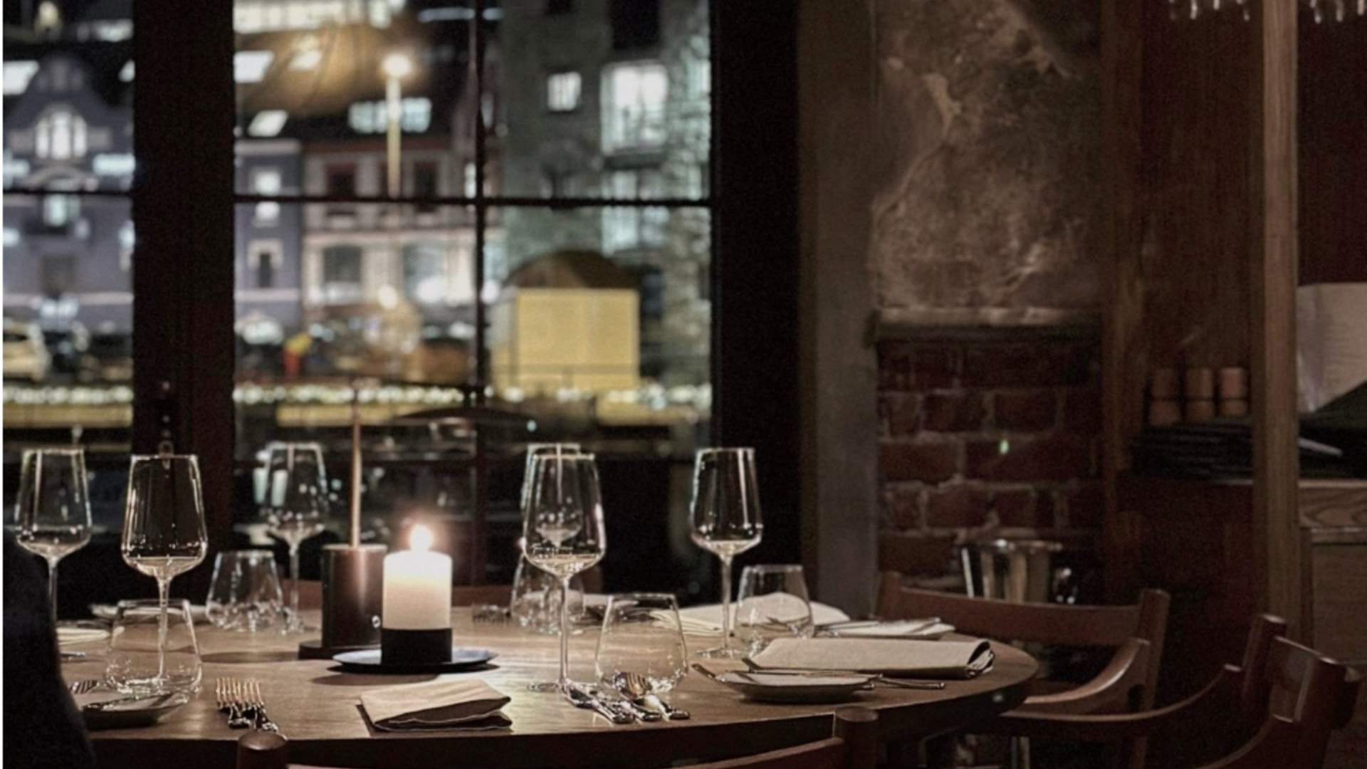 Her kan du nyte god mat og utsikt over Brosundet.