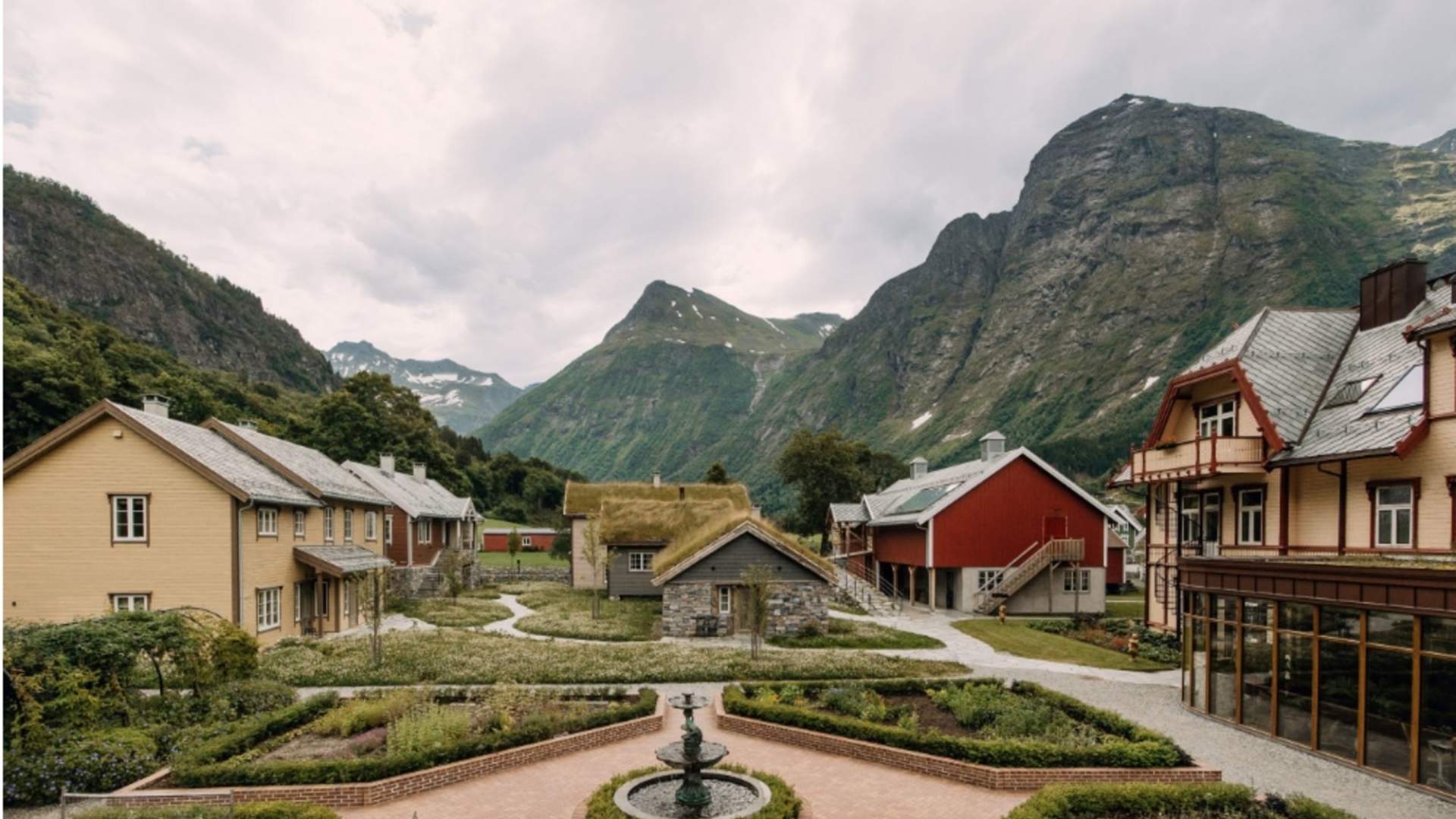 Uteområdet bak hotellet.
