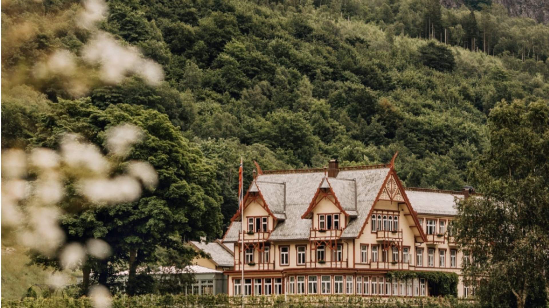 Hotellet i naturskjønne omgivelser.