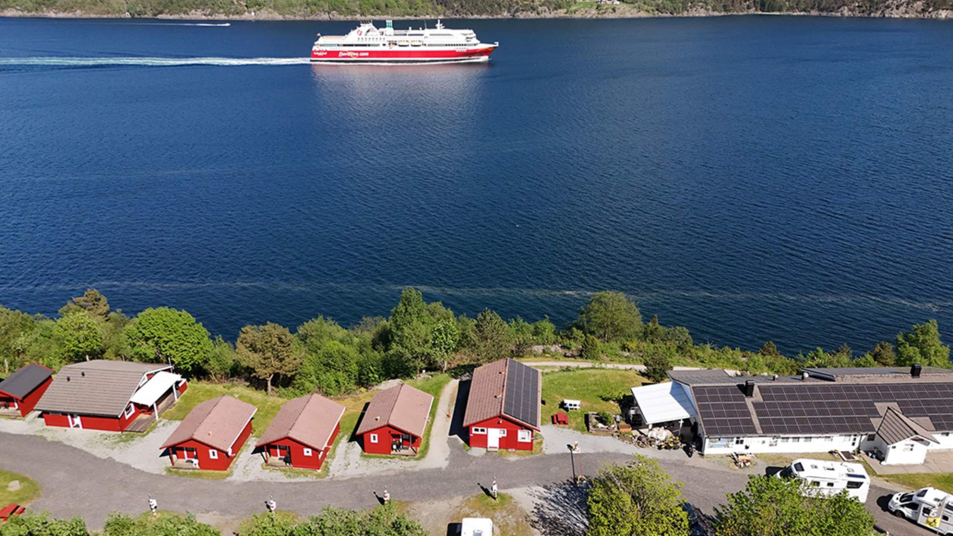 Langenuen Motel & Camping ligg like ved seglingsleia