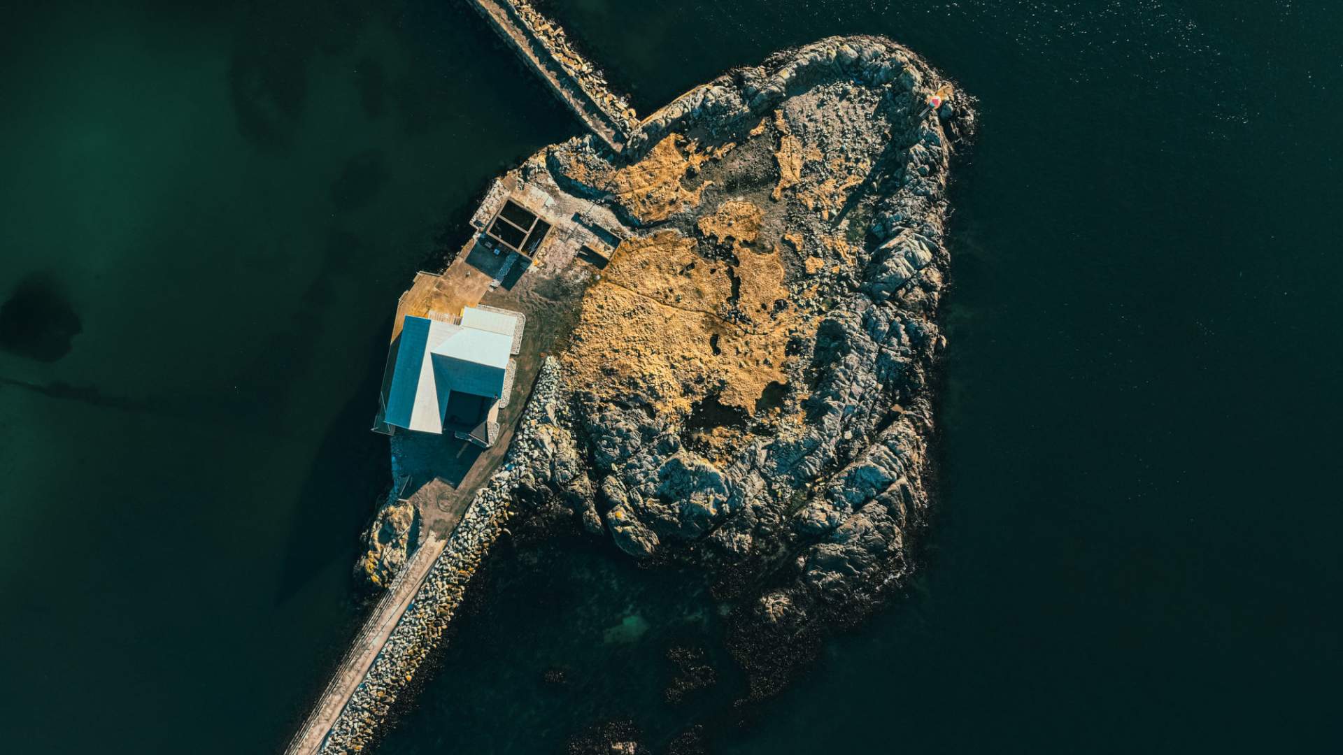 Dronebilde av Mortholmen