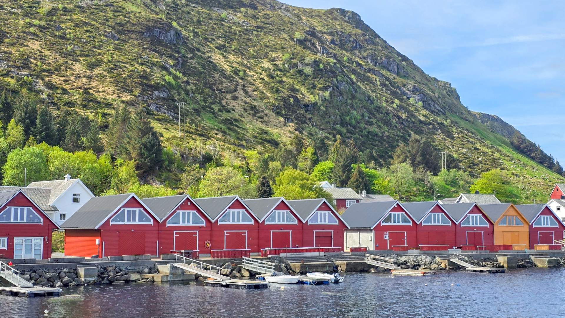 Rorbuene ligg på Alnes, tett på storhavet.
