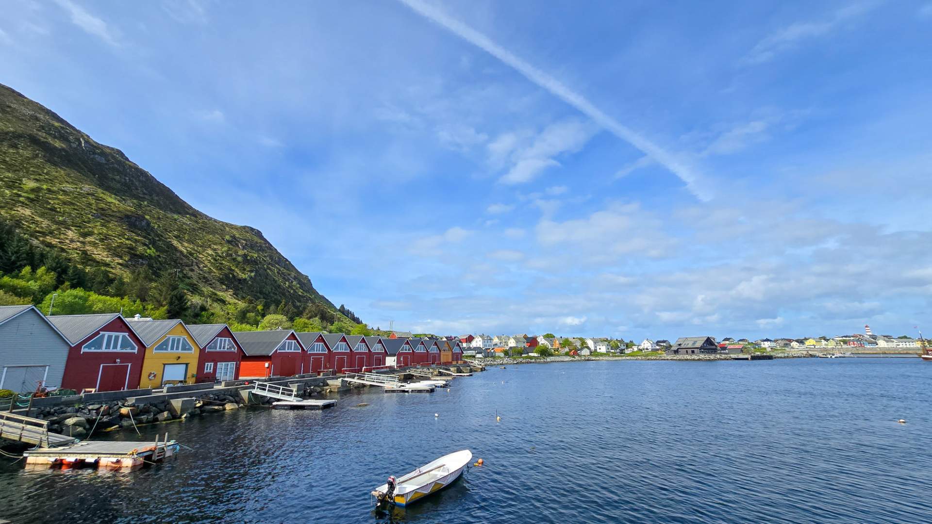 Rorbuene ligg på Alnes tett på storhavet.