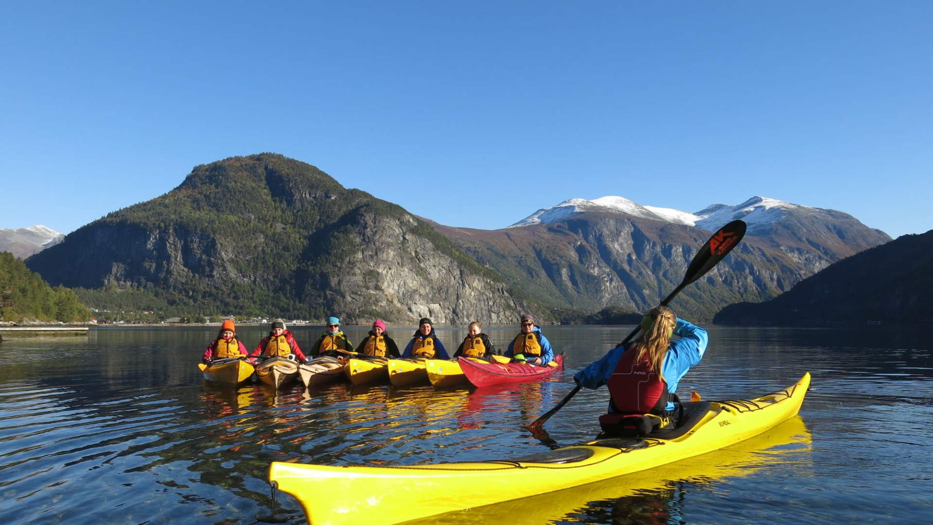 Kajakktur i Valldal på stille fjord med Uteguiden