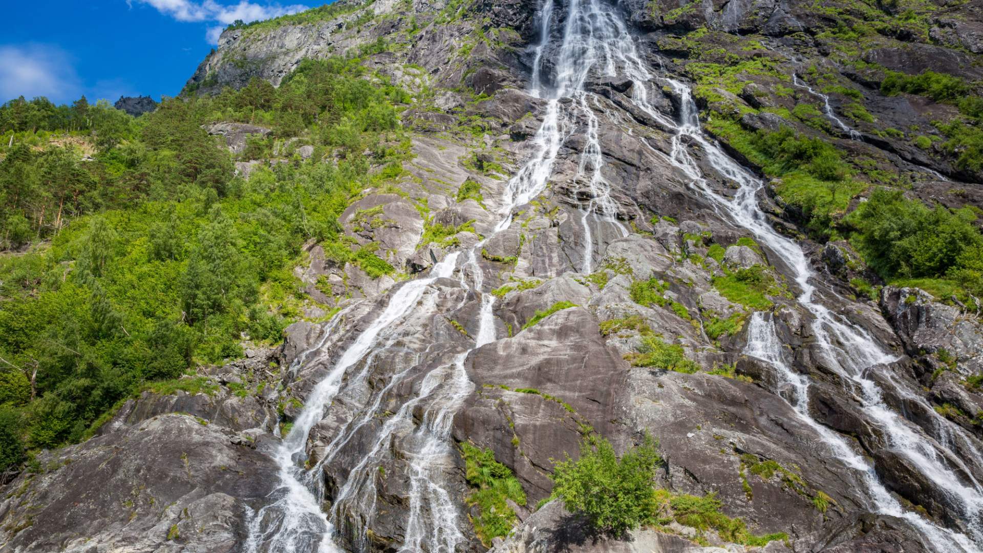 Padletur ved foss i Valldal