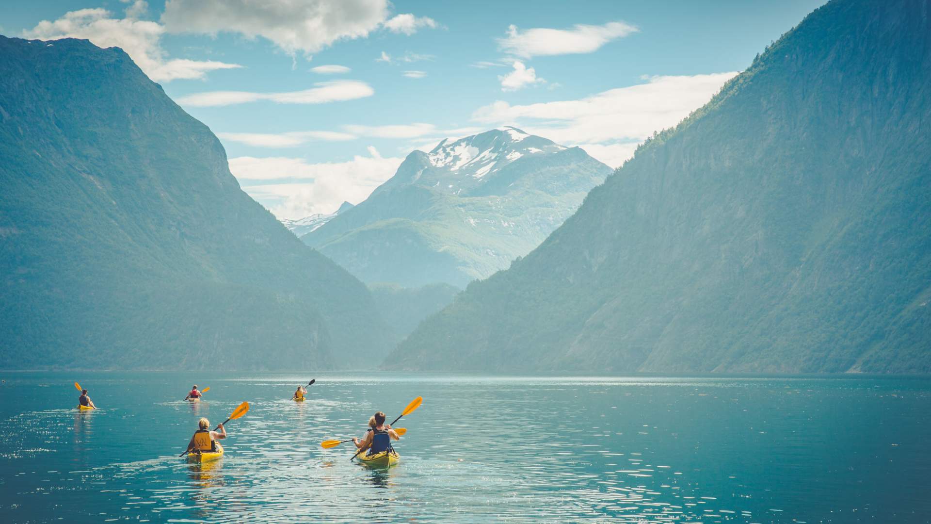 Padling på stille fjord frå Valldal mot Tafjord