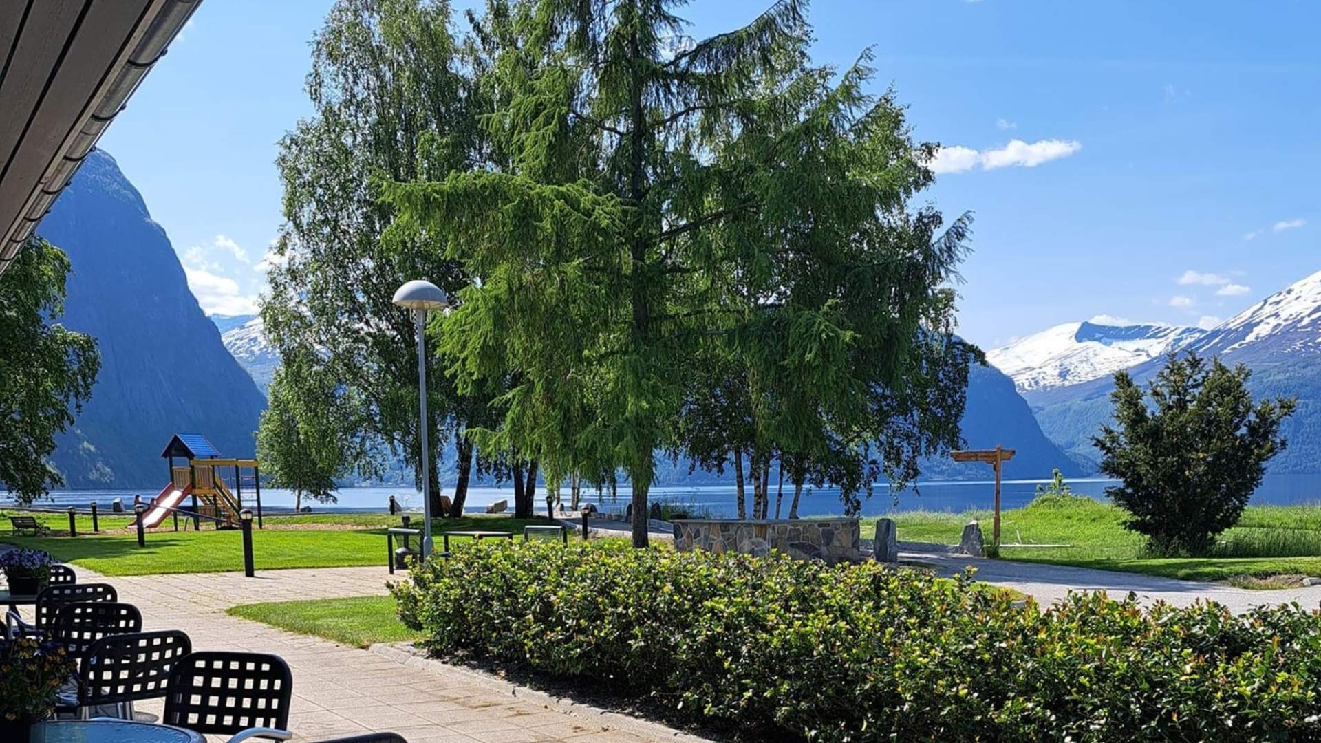 Uteservering med utsikt hos Lupinen på Muritunet Kafe.