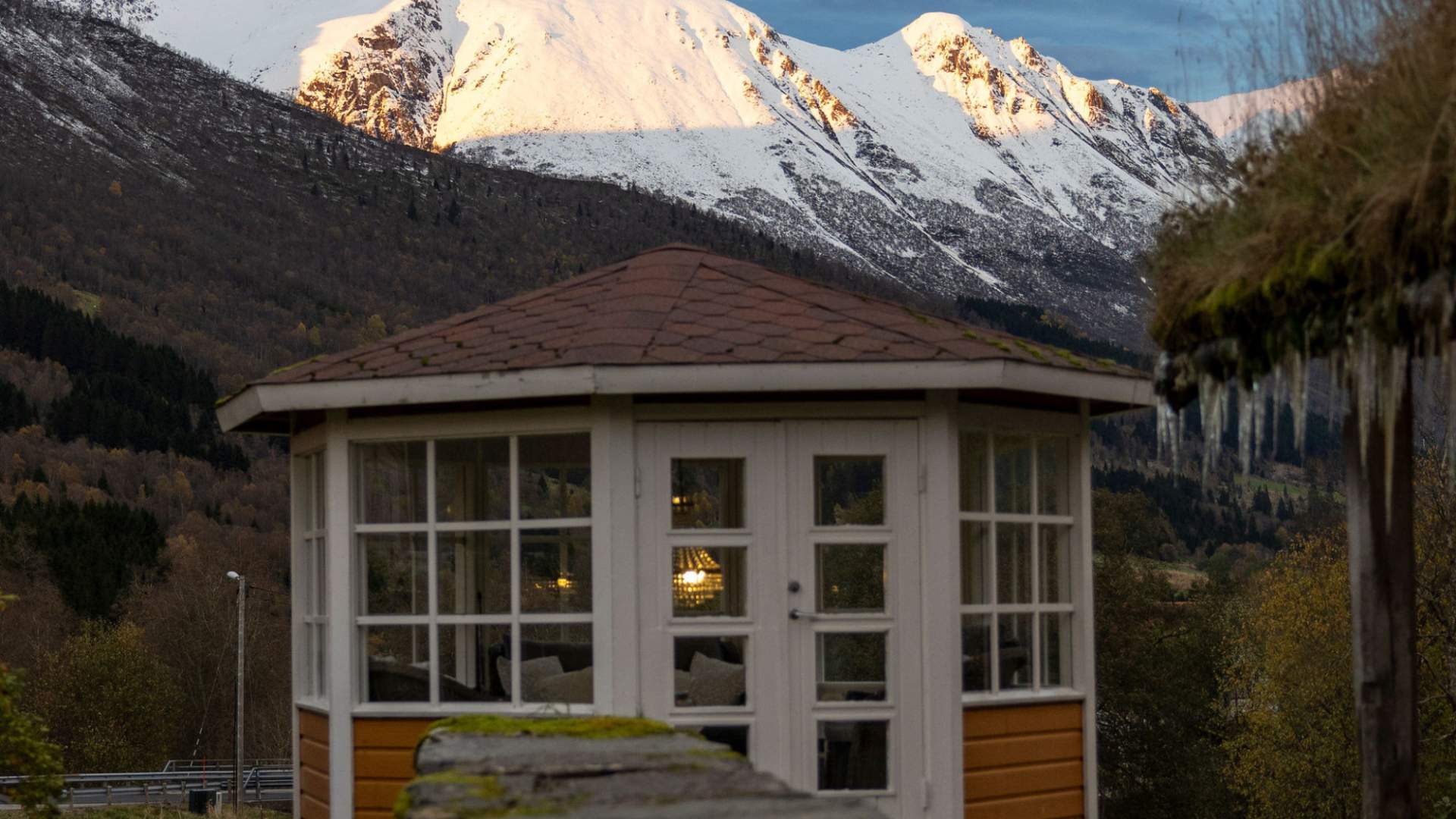 Lysthuset på garden står ute på tunet.