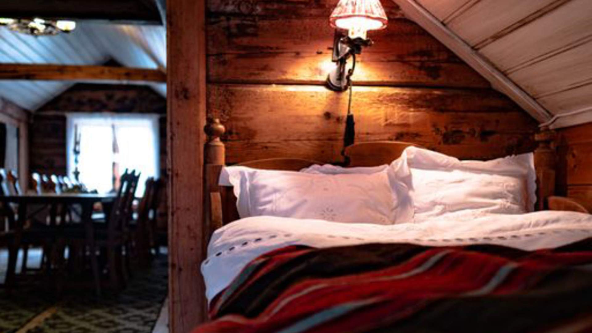 Loftet på eit av dei gamle husa, med eige rom til servering i bakgrunnen.