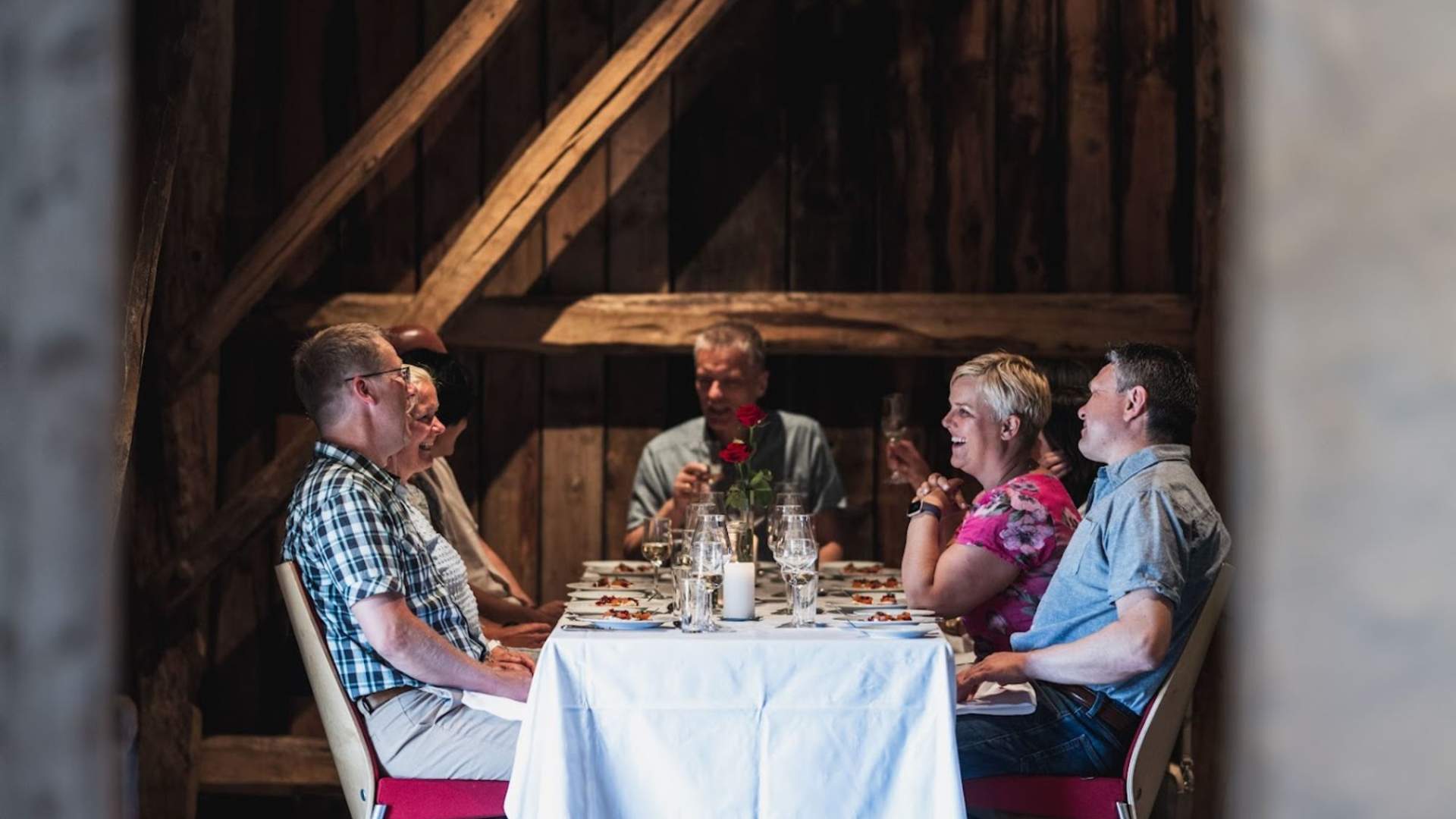 Her får du servert deilig lokalmat i rustikke omgivelser på låven.