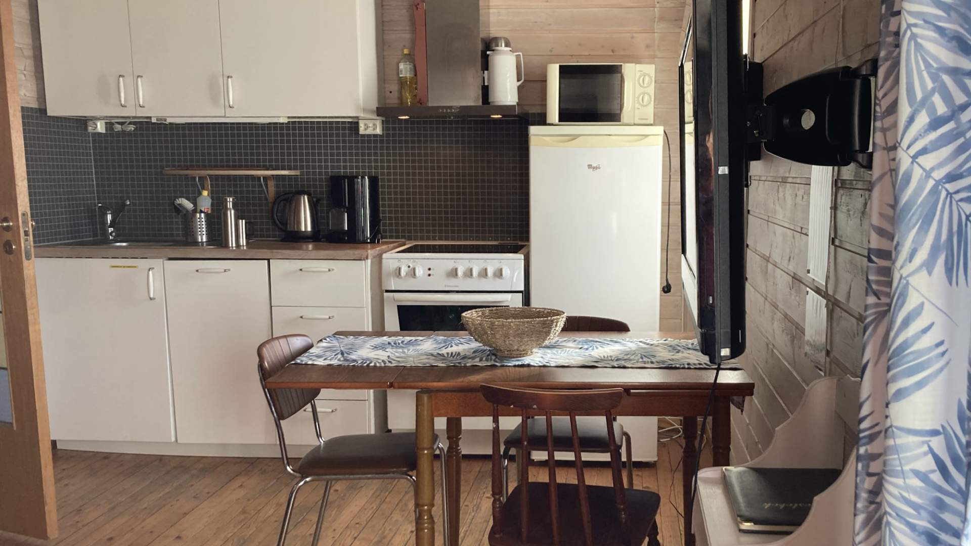 Leiligheita har eit godt utstyrt kjøkken.