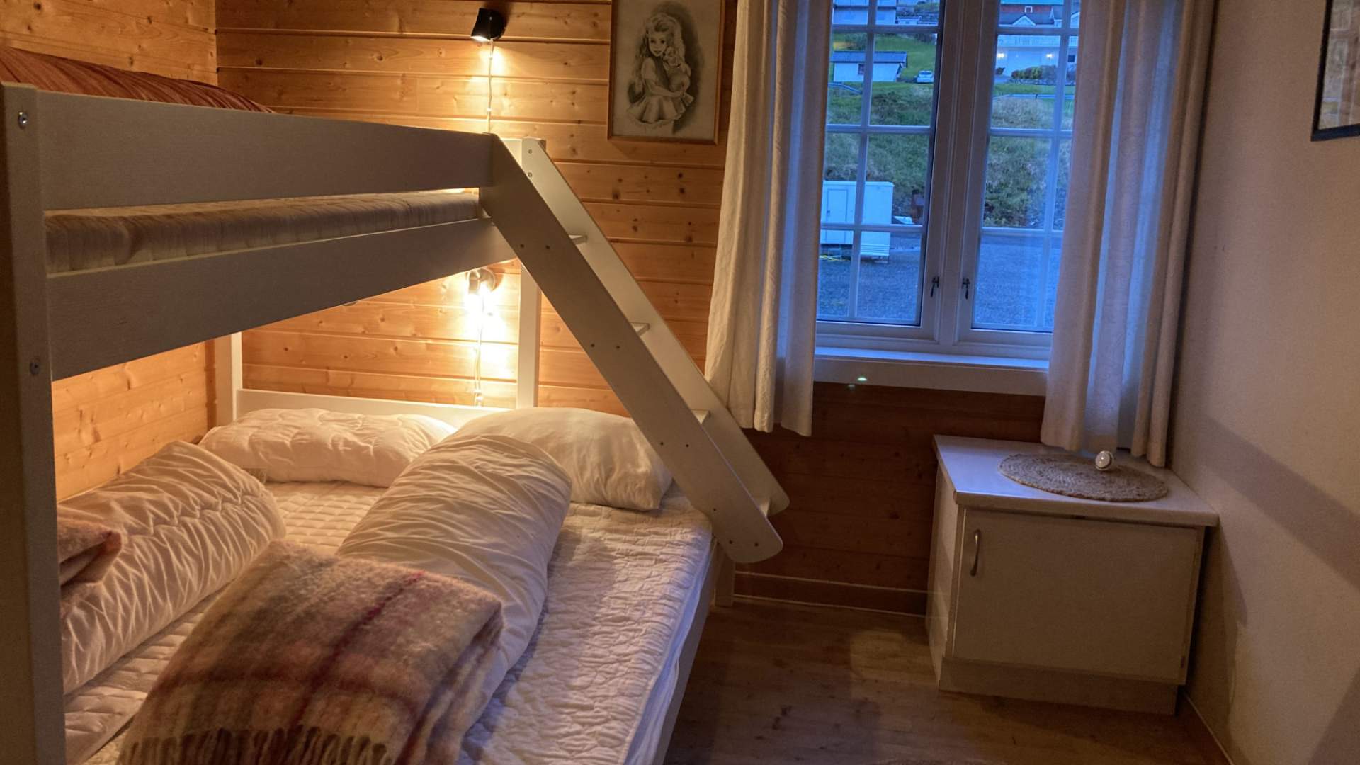 Koslige soverom med køyseng på Juliabuda.