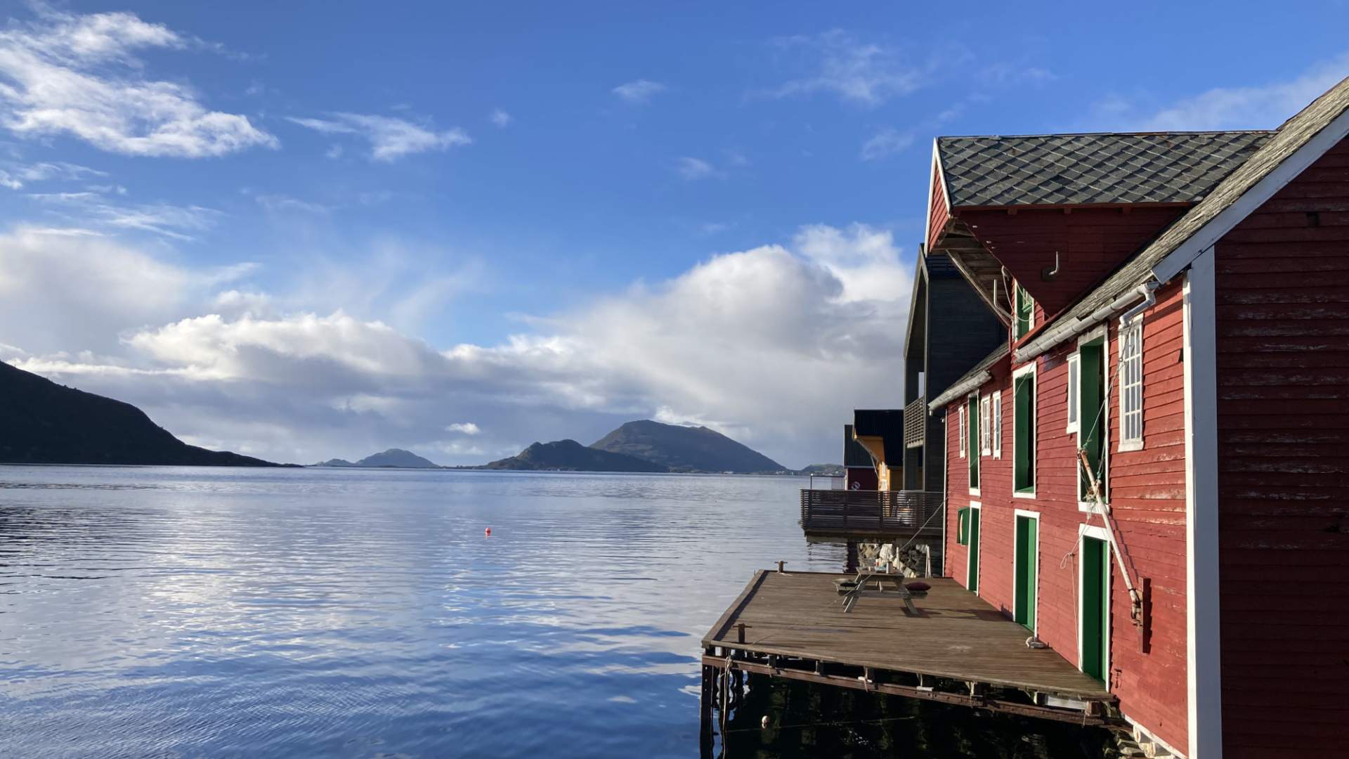 Juliabuda Rorbuer ligg heilt nede ved sjøkanten.