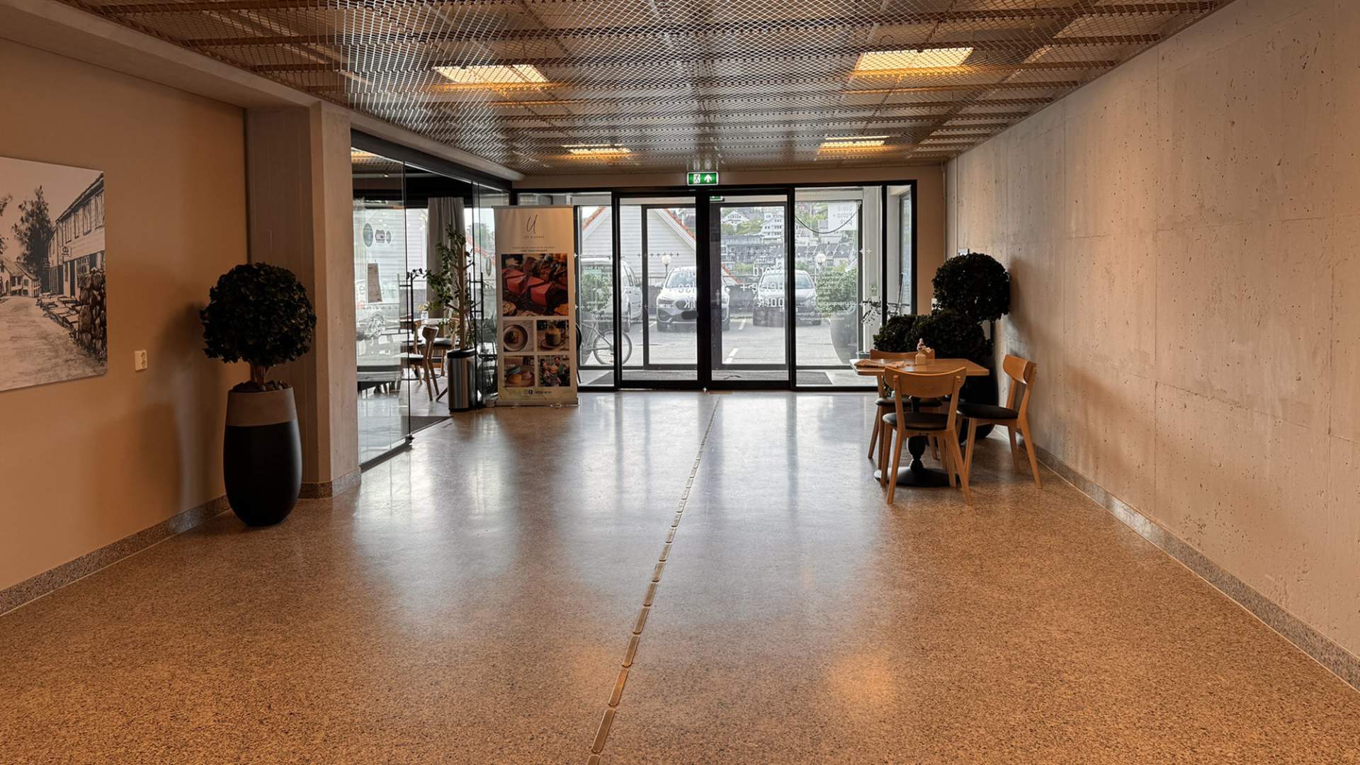 Urt & Ugras ligg i Stord helsepark, med tilgang frå to sider av bygget, Parkering like ved - og lett tilkomst.