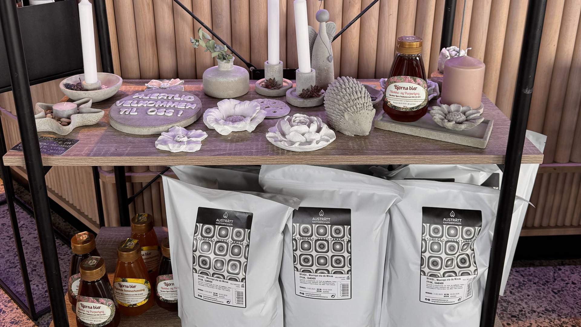 På kafeen Urt & Ugras kan du kjøpe med deg ulike artiklar heim.