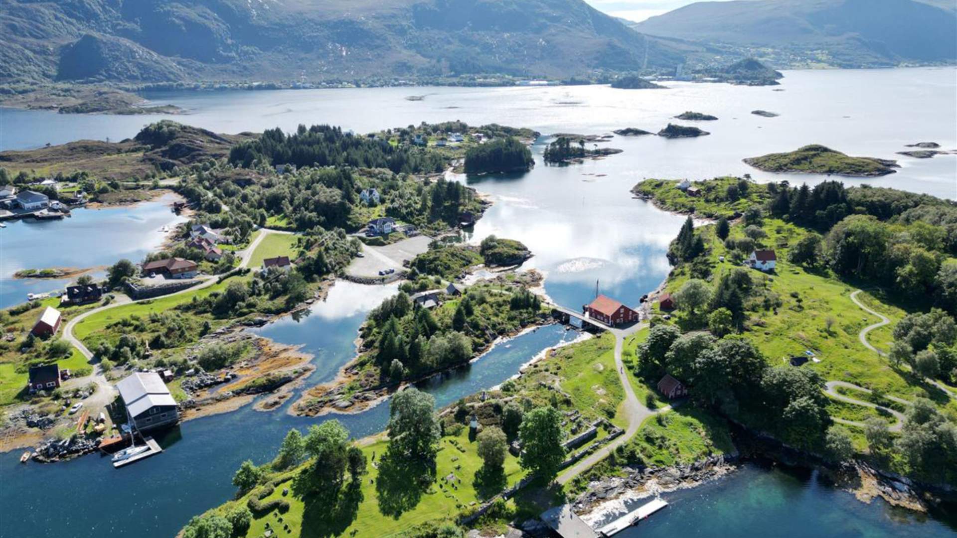 Herøy Kystmuseum ligg vakkert til ute på Herøy Gard.